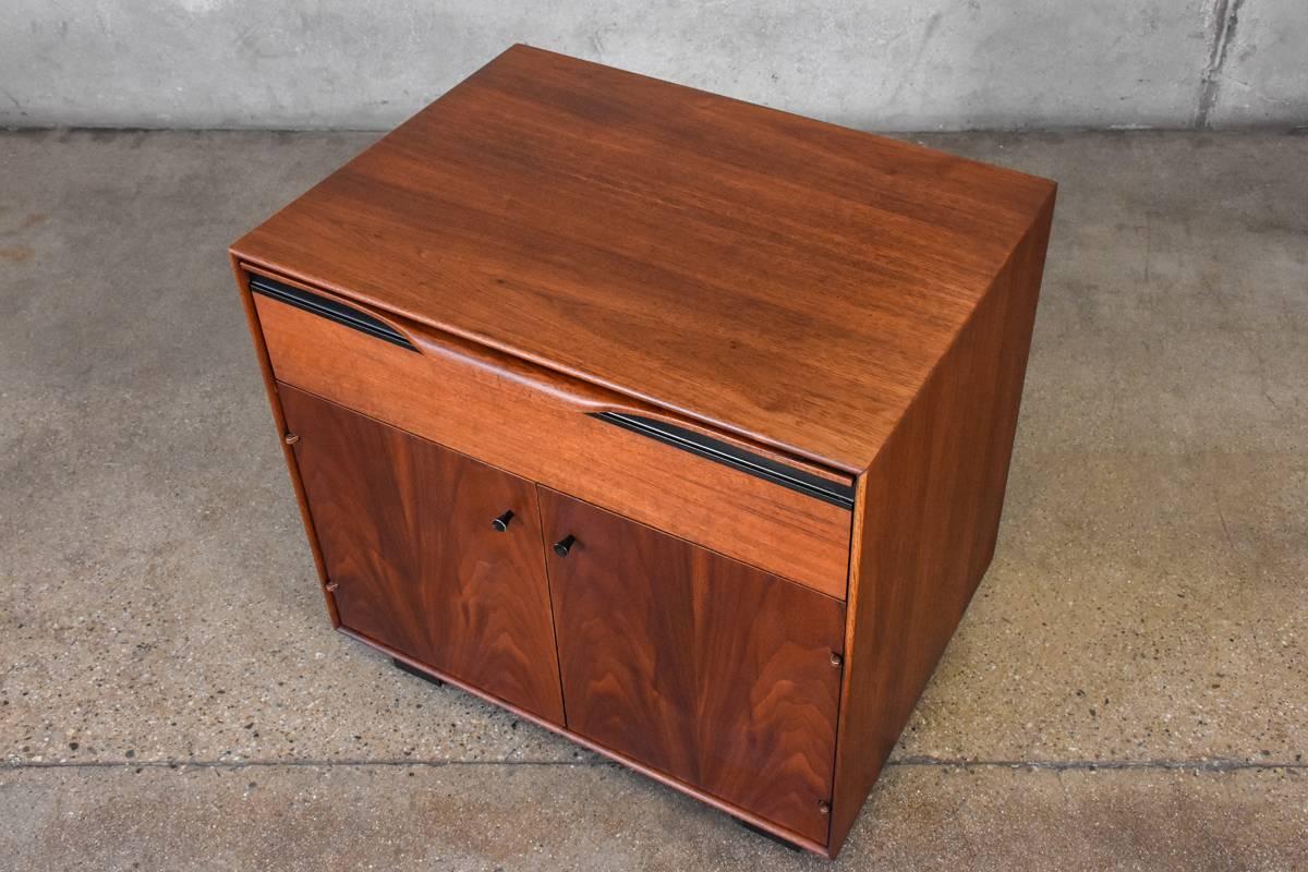 A very nice little walnut nightstand or side table designed by John Kapel for Glenn of California. The black accents really set of the walnut grain. There is an adjustable shelf on the inside. In very nice original condition.

Measures: 24