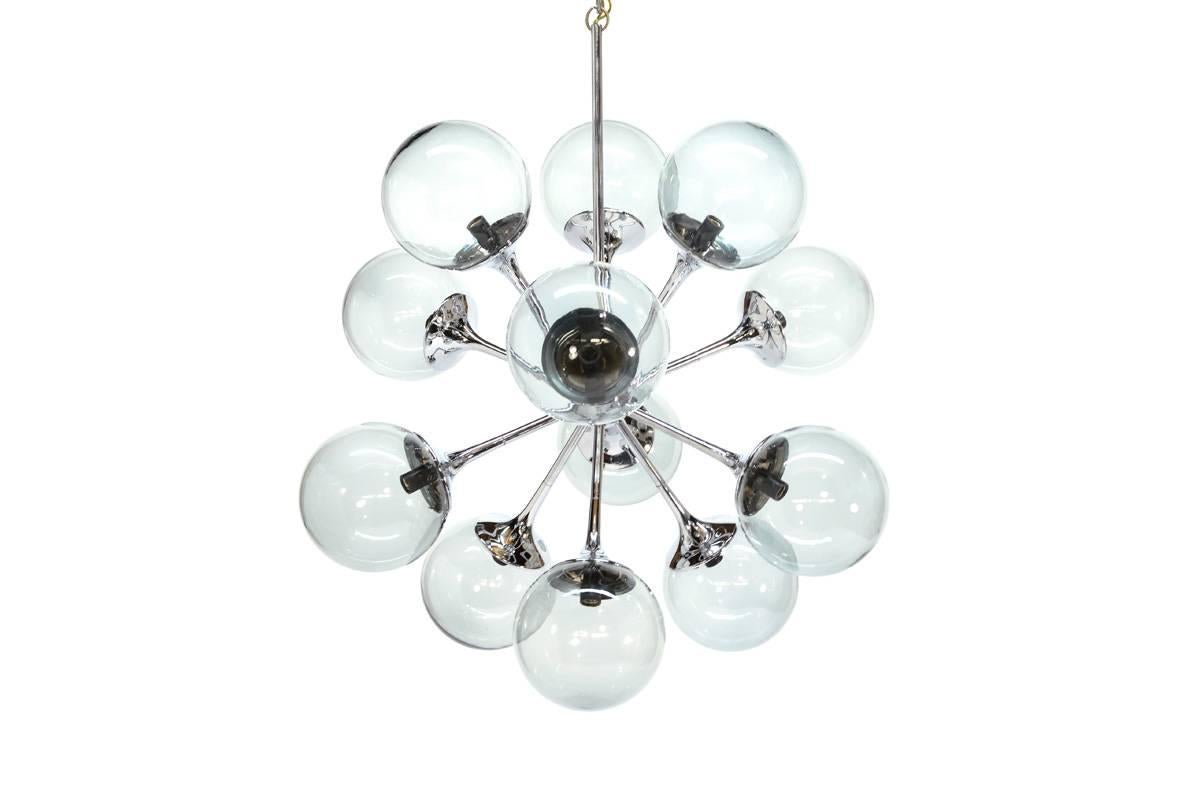 Very nice larger Sputnik chandelier by Lightolier with 12 smoked glass globes. All of the chrome and glass is in beautiful condition. It measures aprox 24″ across and the globes are 5″ across.

Aprox 24″ across