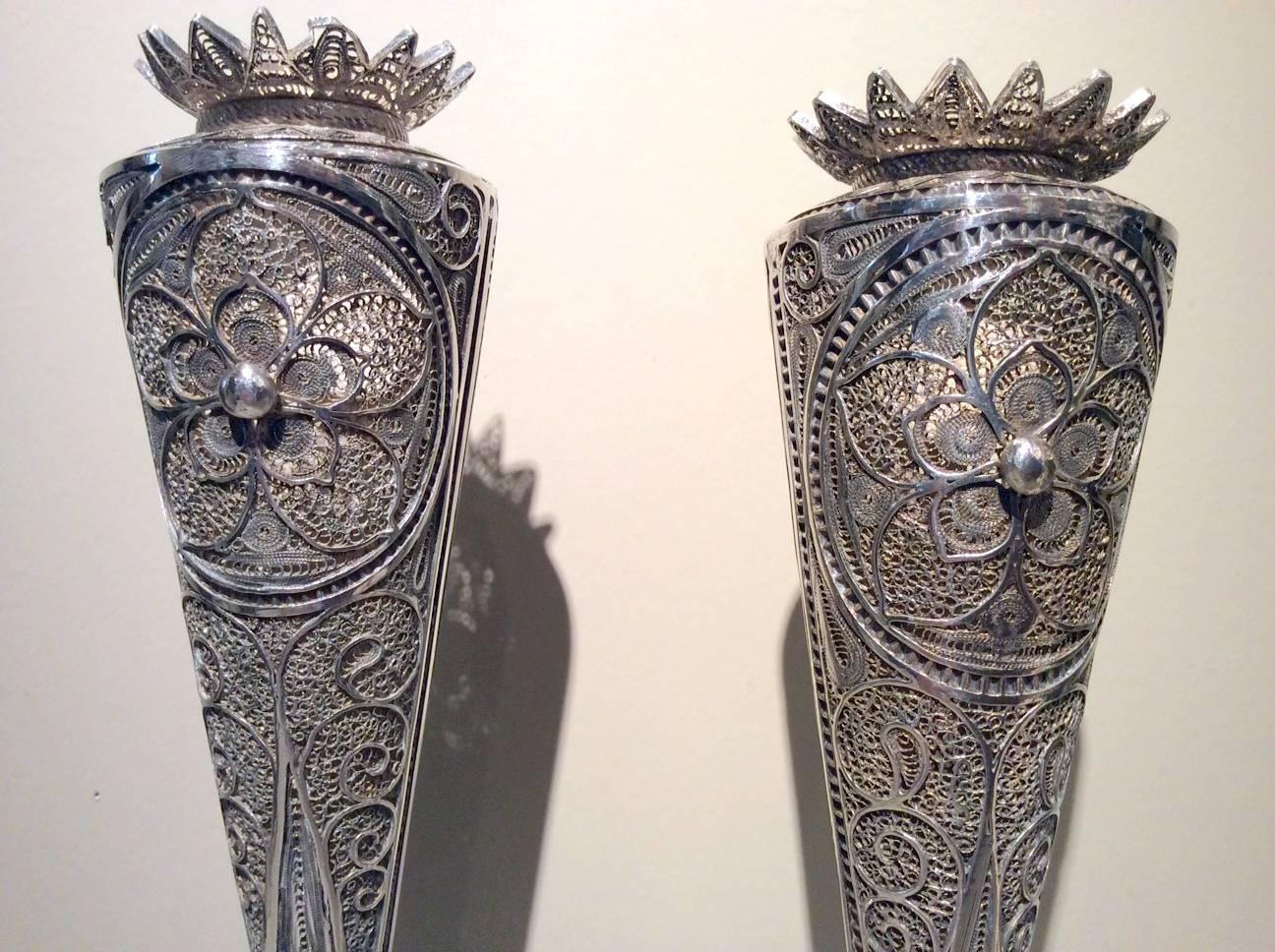 Pair of silver candlesticks decorated filigree work stylized floral motifs in scrolls and swirls.
Oriental work of the early 20th century. (Iran or Middle east).
Candleholders are missing.