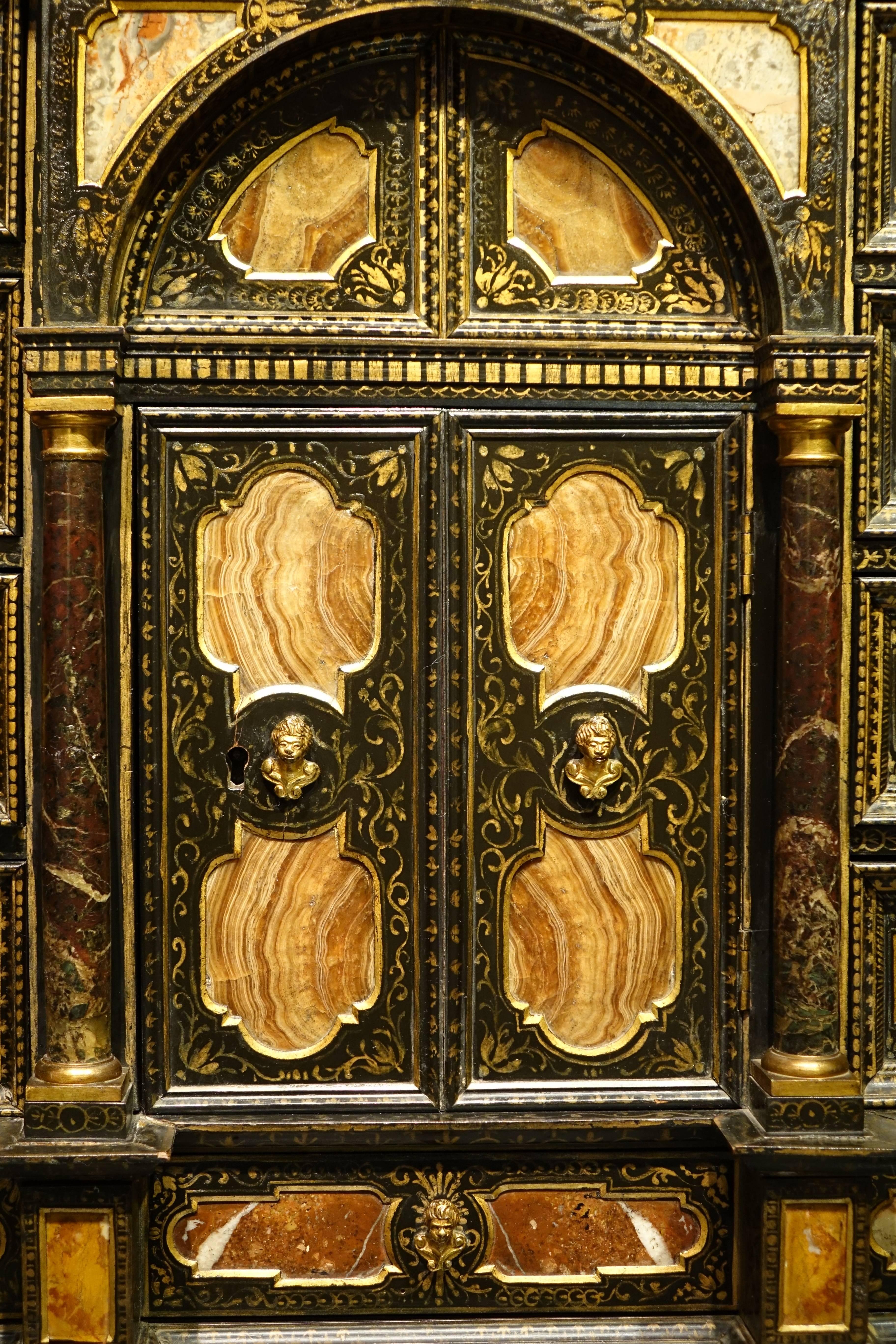 Rare florentine cabinet in marquetry of precious stones, ebony veneer and blackened wood, circa 1800, Italy.
This cabinet executed in precious wood and dressed with panels called "de opera di commesso di pietre" (semi-precious stones