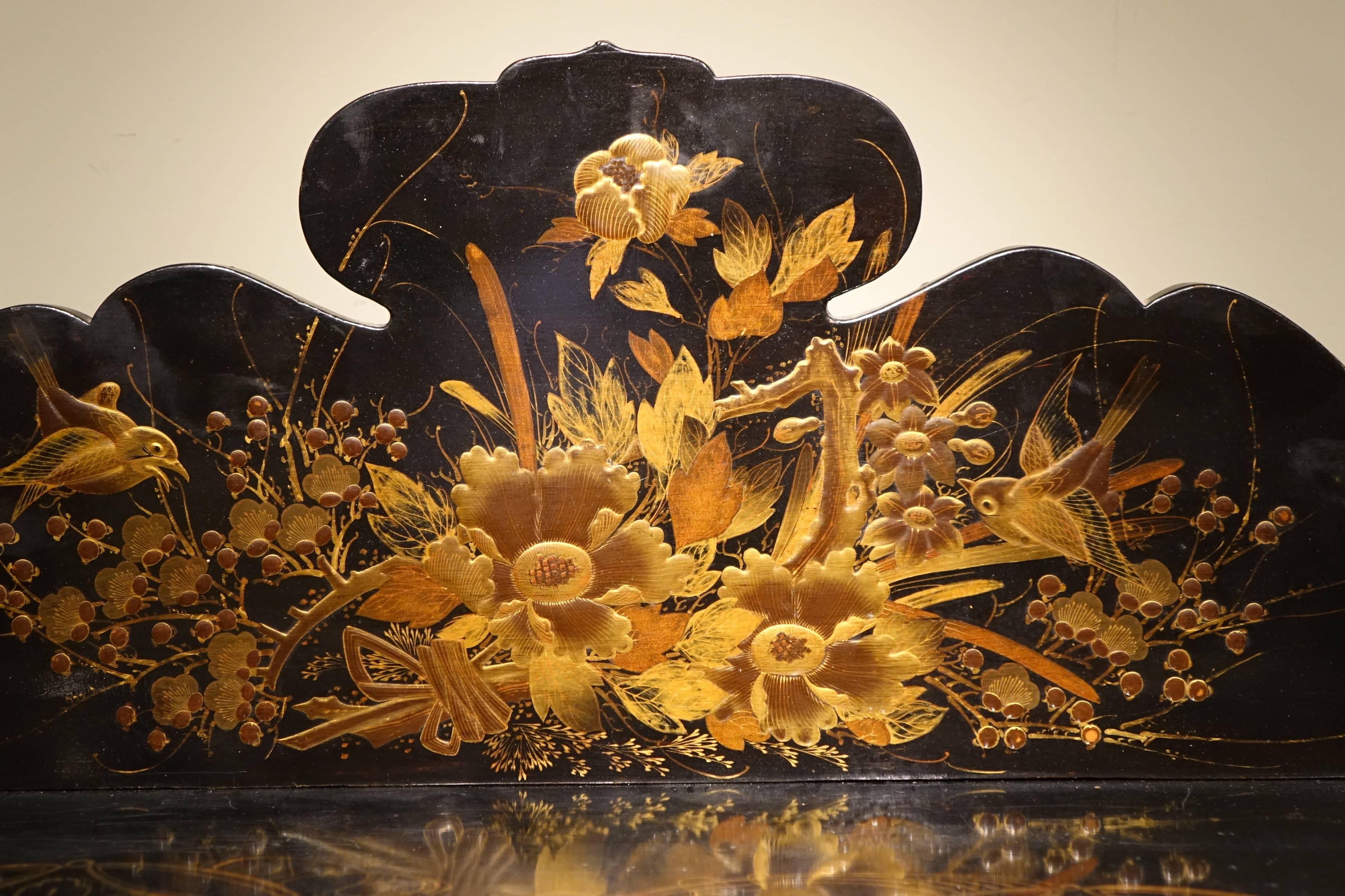 19th Century Japanese Lacquer Secretary Desk Richly Decorated In Good Condition In Paris, FR