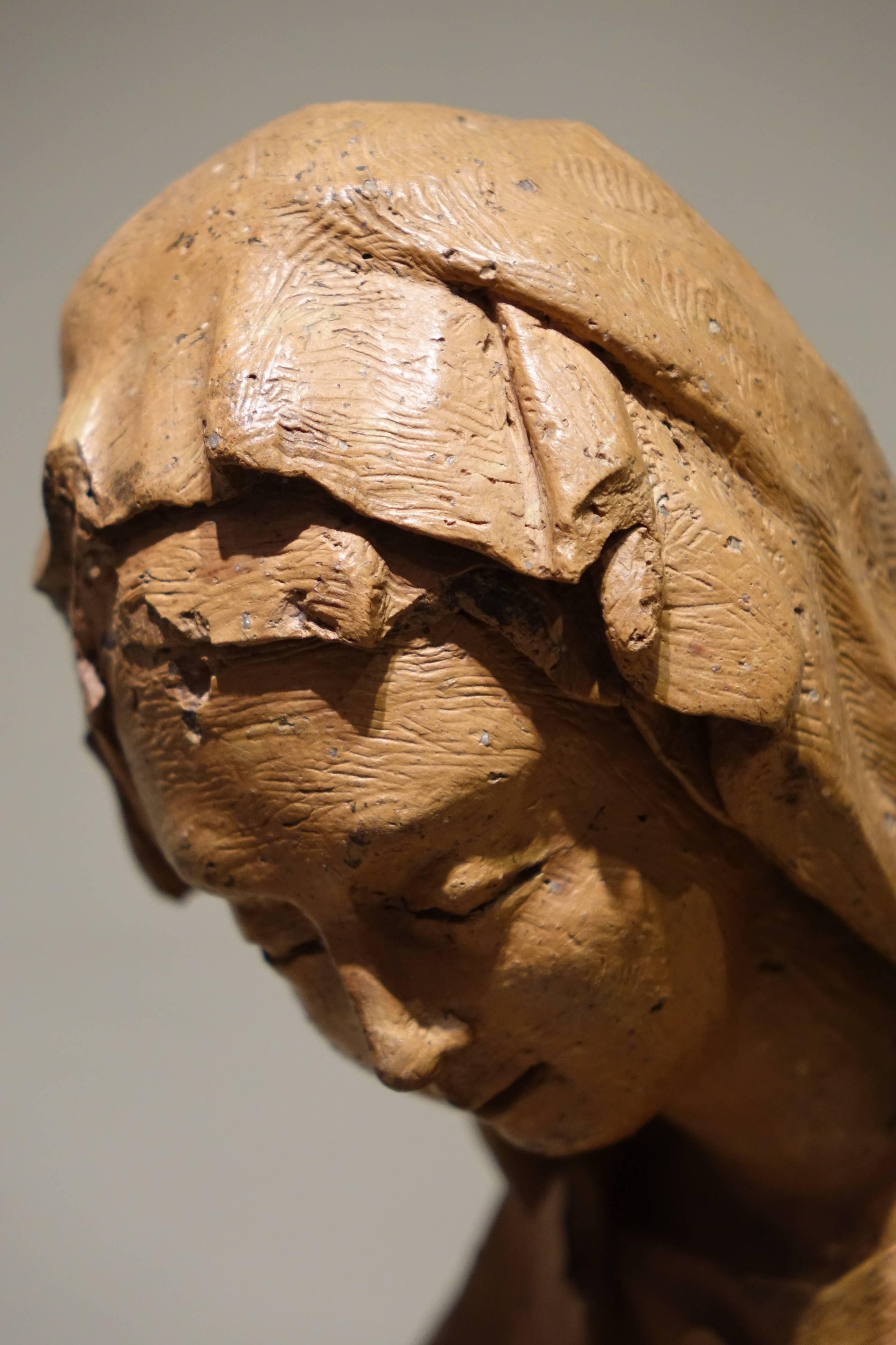 Original terracotta representing a Virgin of Mercy.
School of Le Mans, end of the 16th century, beginning of the 17th century.
Manufacturing accidents and missing tips (under restoration).