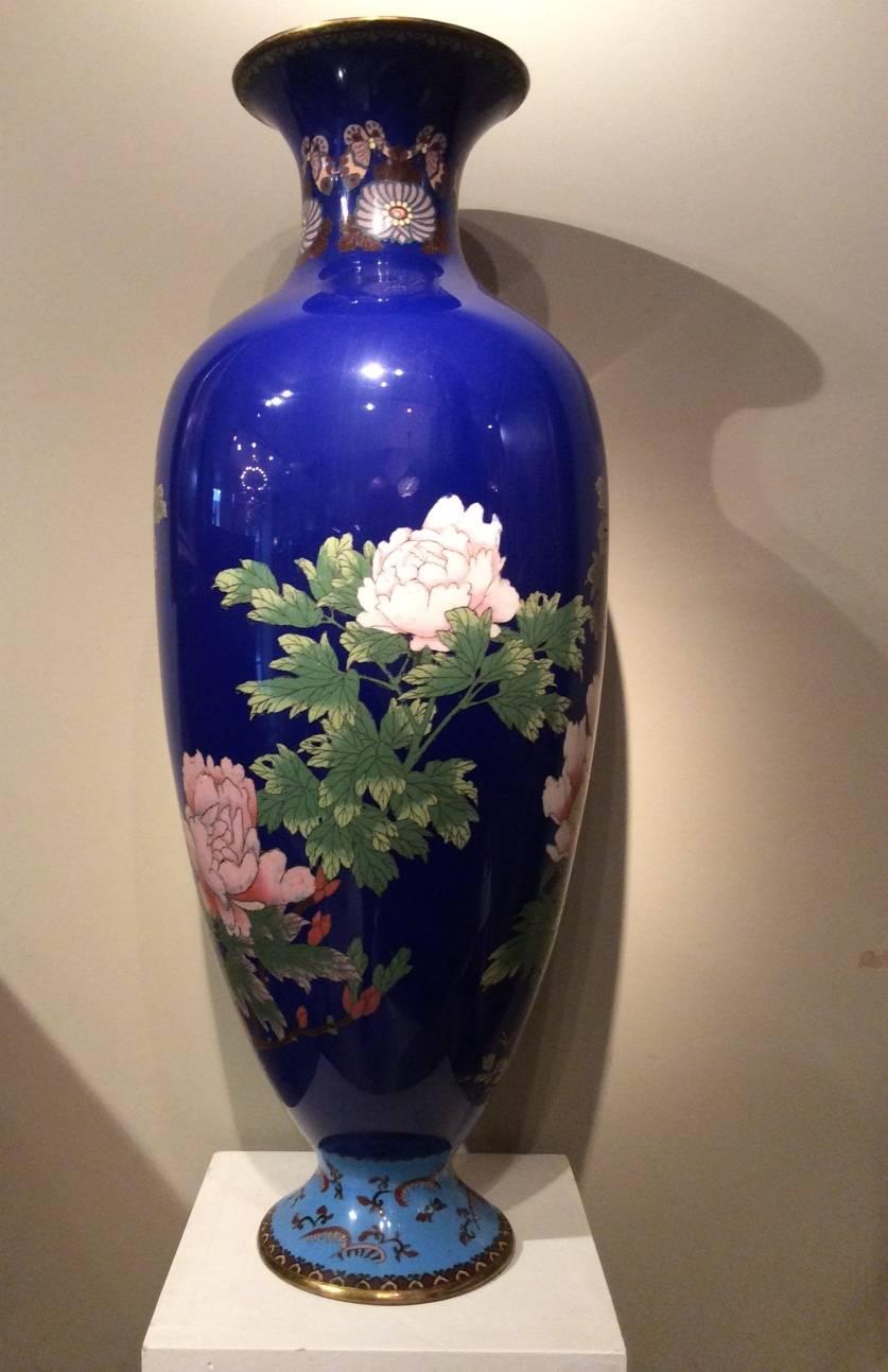 Large ovoid cloistered vase, with narrow neck, then flared. 
Decoration with peonies in enamel, on a deep blue background. 
Geometric frieze a the neck and base. 
Copper structure. 
Cloisonné enamel,
Japan, Meiji period, 1900-1929.
