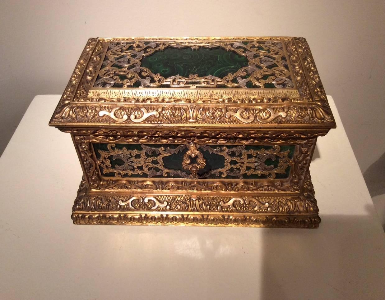 Small Napoleon III Jewelry Box in Renaissance Style in Gilt Bronze and Silver In Excellent Condition In Paris, FR