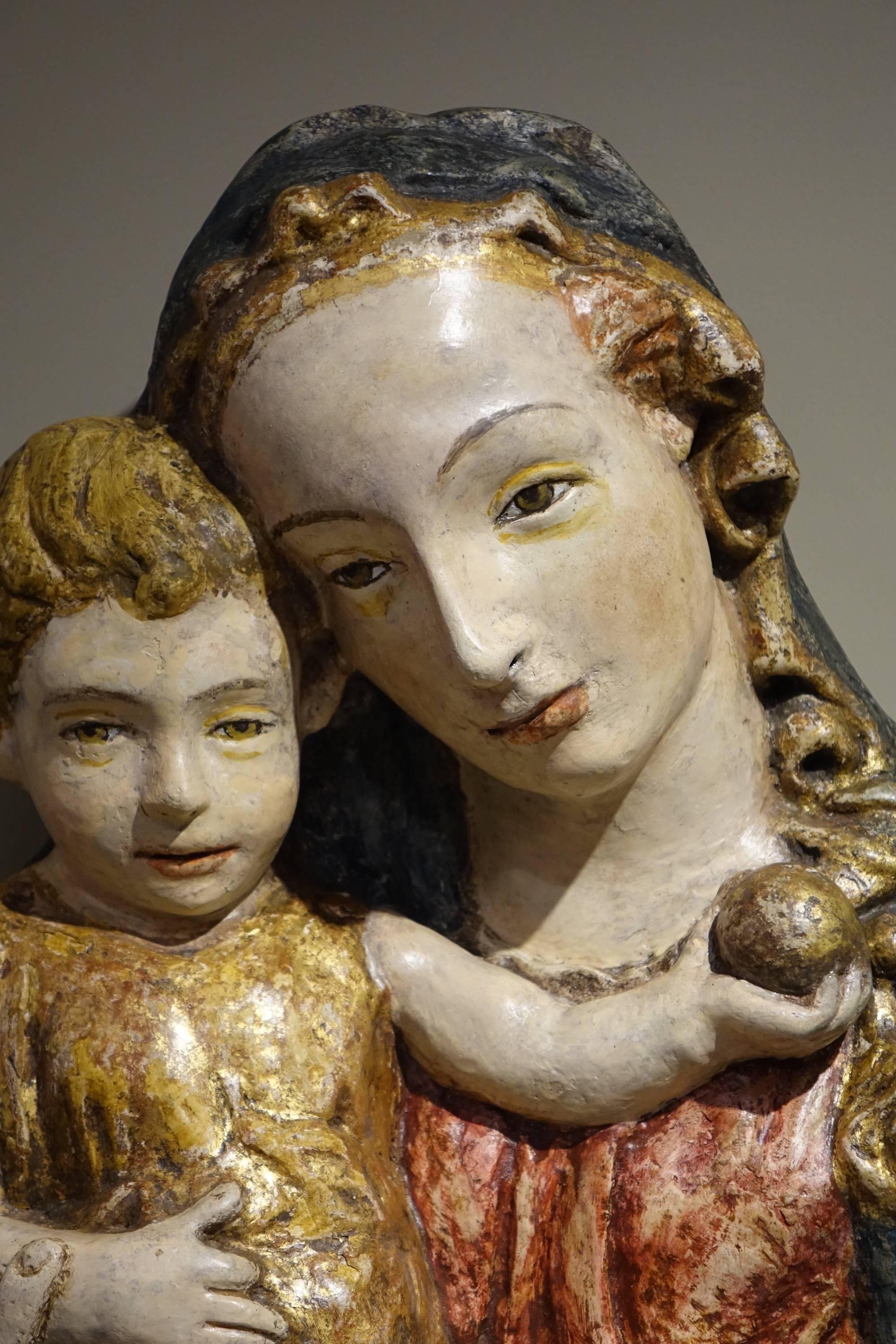 15th Century Polychrome and Parcel-Gilt Stucco Sculpture of Madonna and Child In Good Condition In Paris, FR