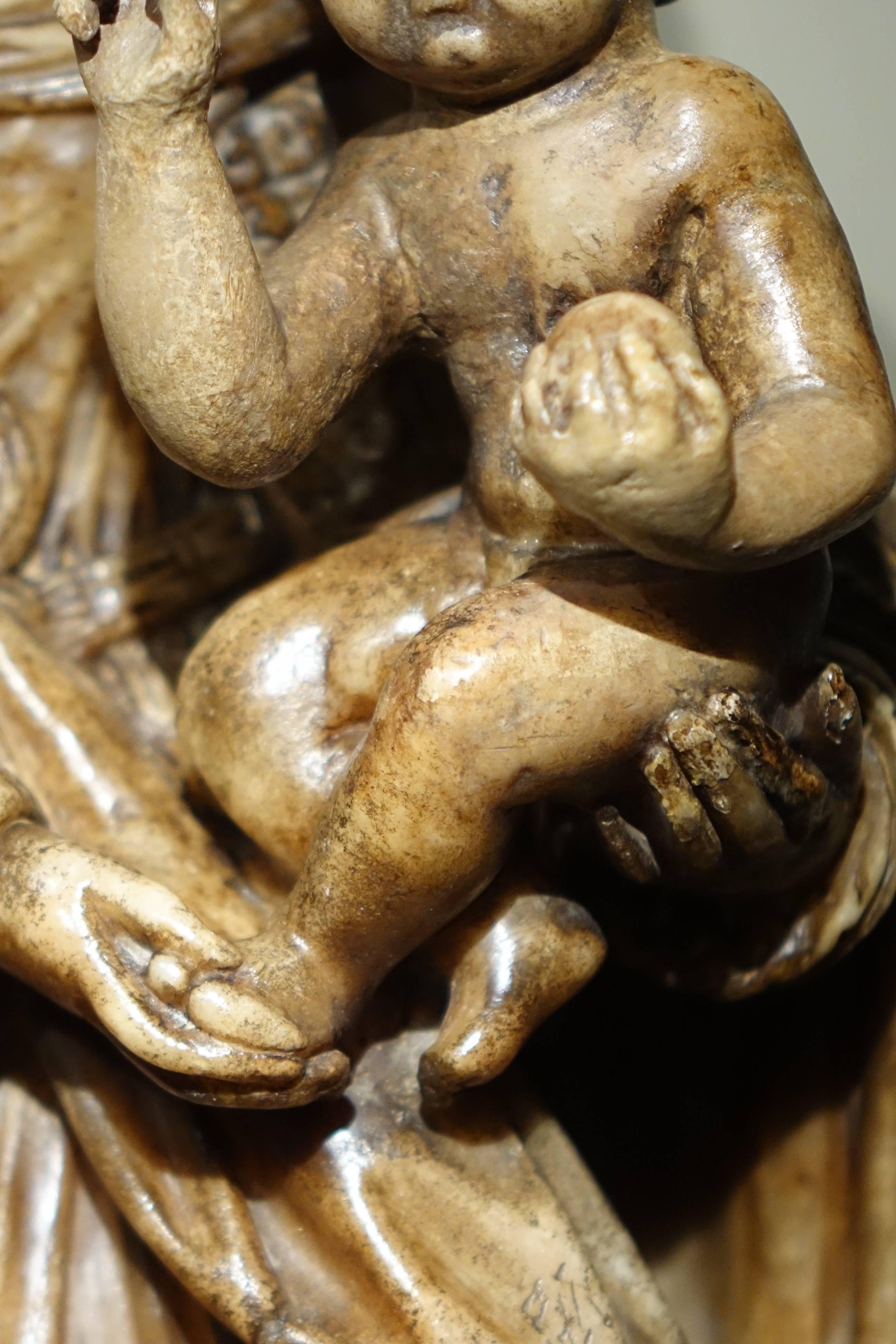 Virgin and Child in Alabaster, Flanders, 17th Century In Good Condition For Sale In Paris, FR