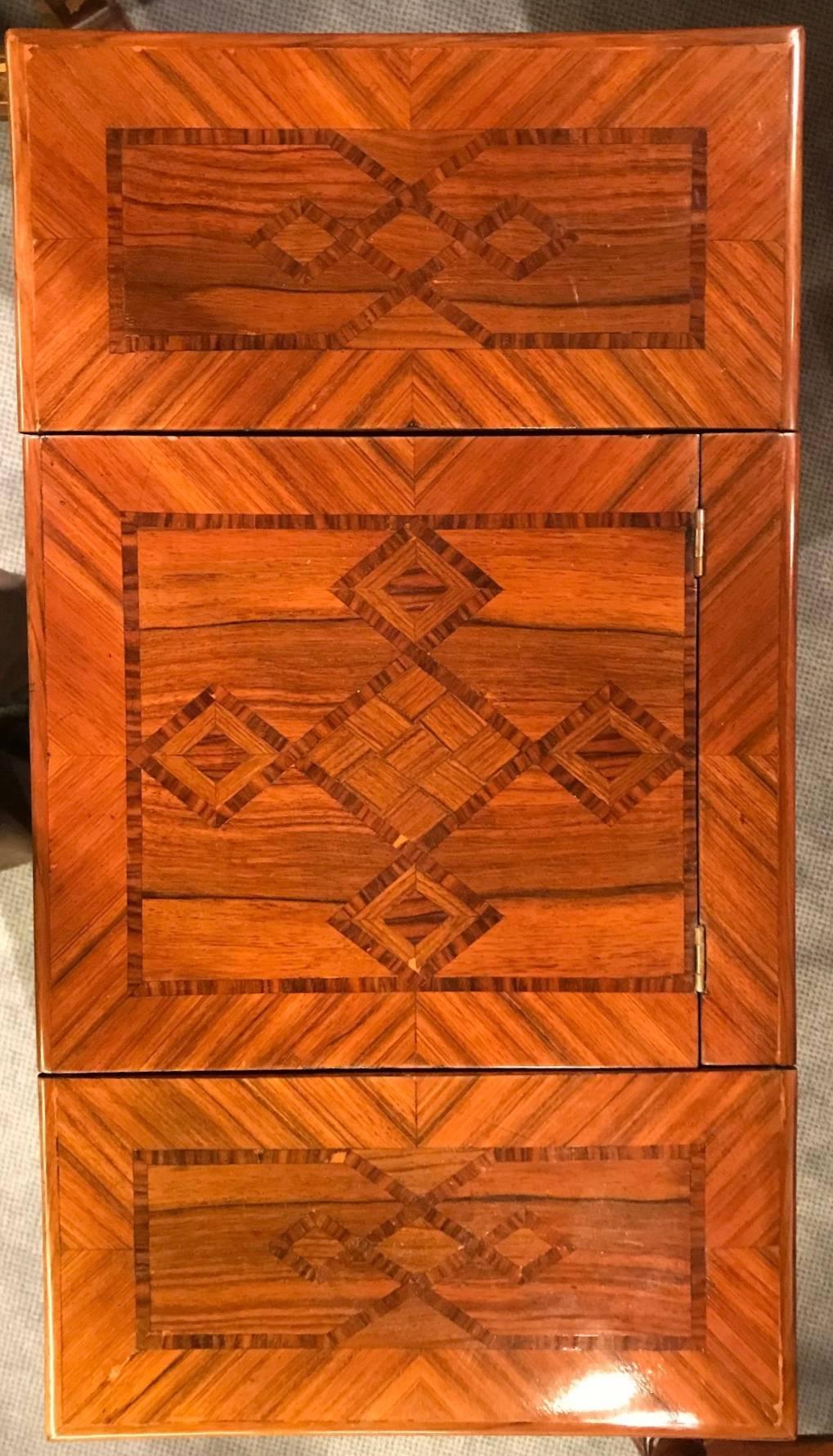 Louis XVI dressing table, France 1780.  For the beautiful marquetry, the maker combined two types of veneer: Walnut and kingwood. The dressing table has one exterior drawer, a built in flip up central mirror and an area to place cosmetic utensils.