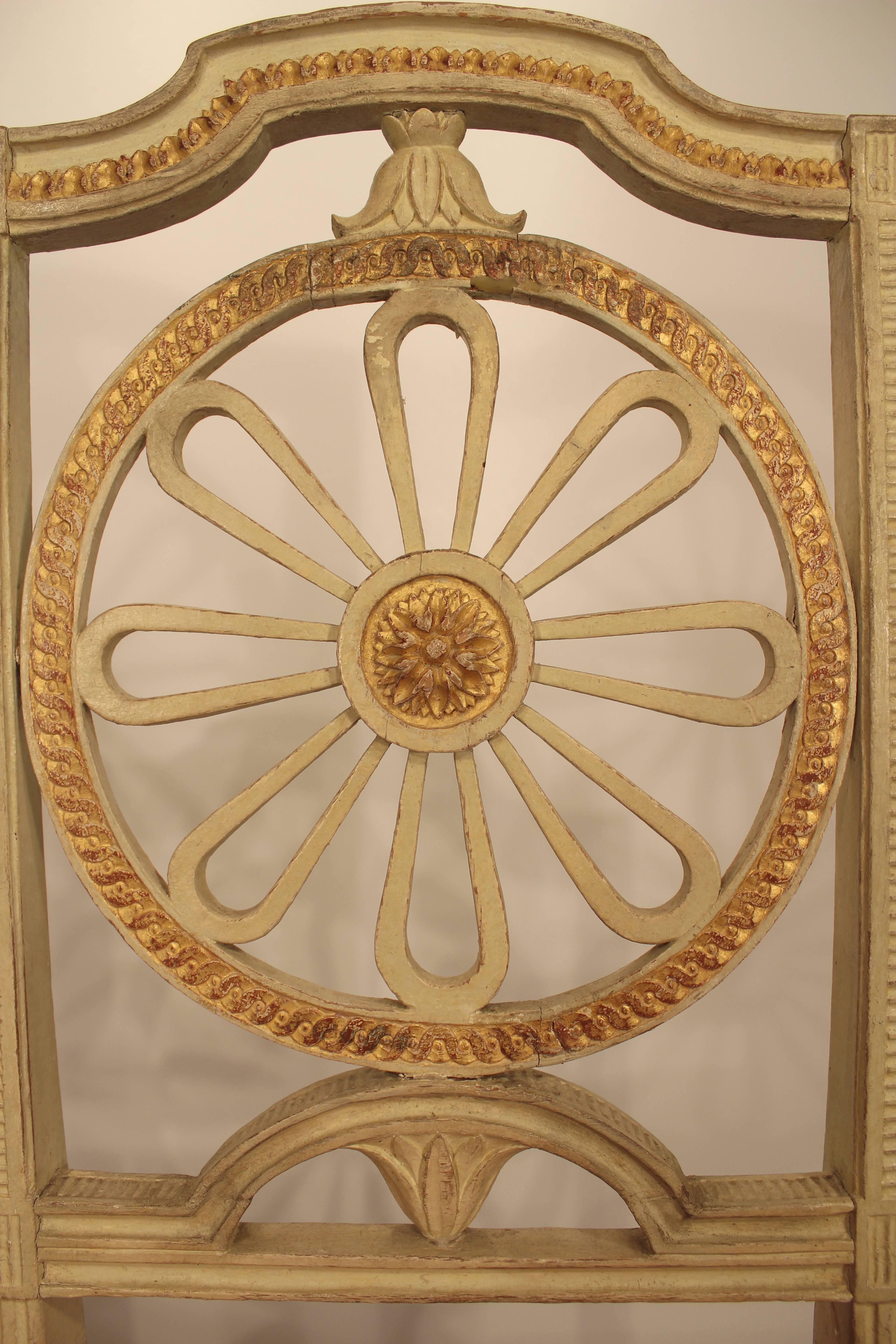 Squisito set di quattro sedie d'epoca gustaviane, Svezia, 1810 circa. Finemente intagliato, dipinto a crema con dettagli in oro. Tessuto di seta rosso scintillante. In condizioni vintage con molto fascino originale.
 