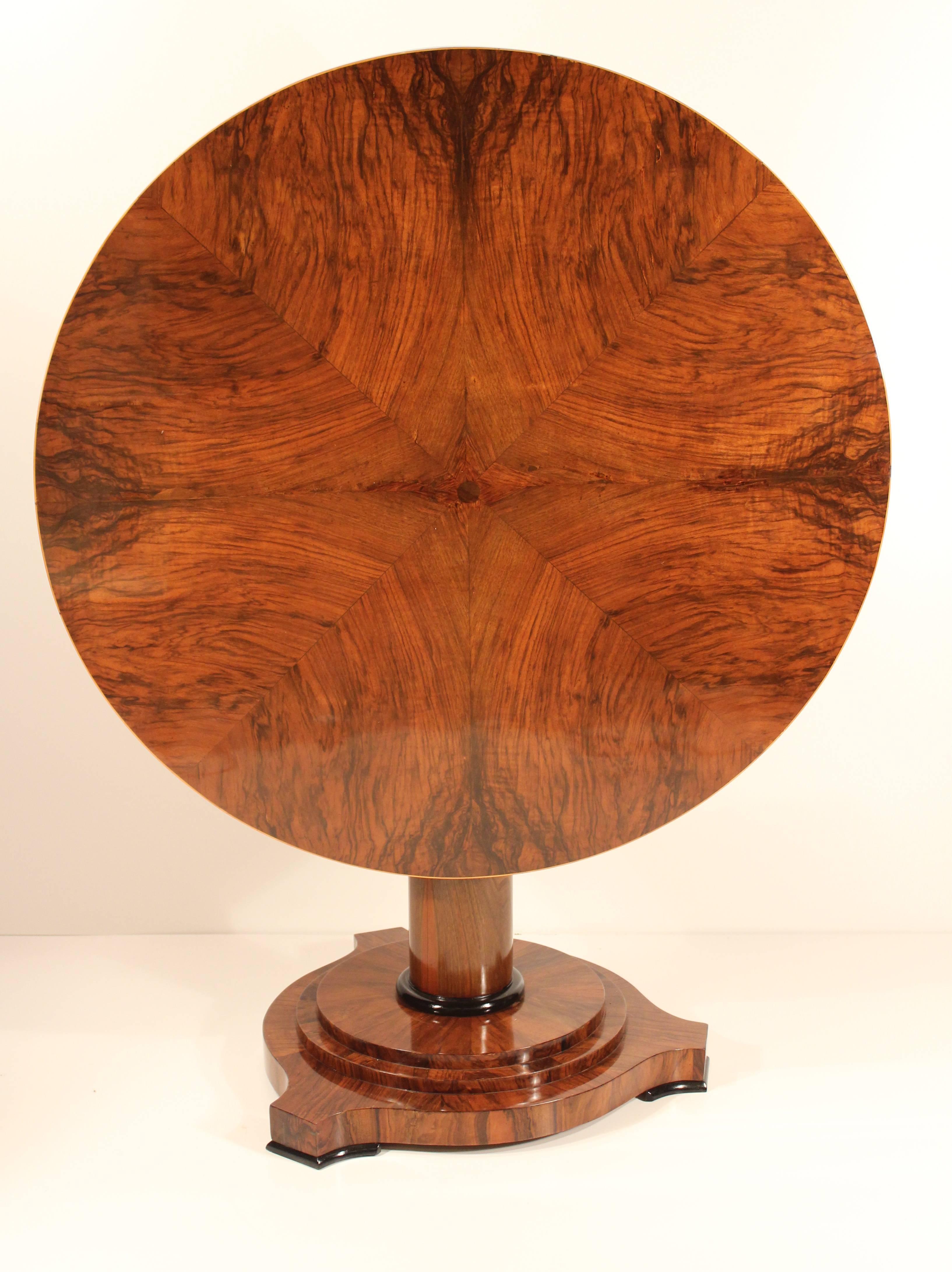 Center or dining table in Classic Biedermeier design, straight lines and beautiful walnut veneer. 