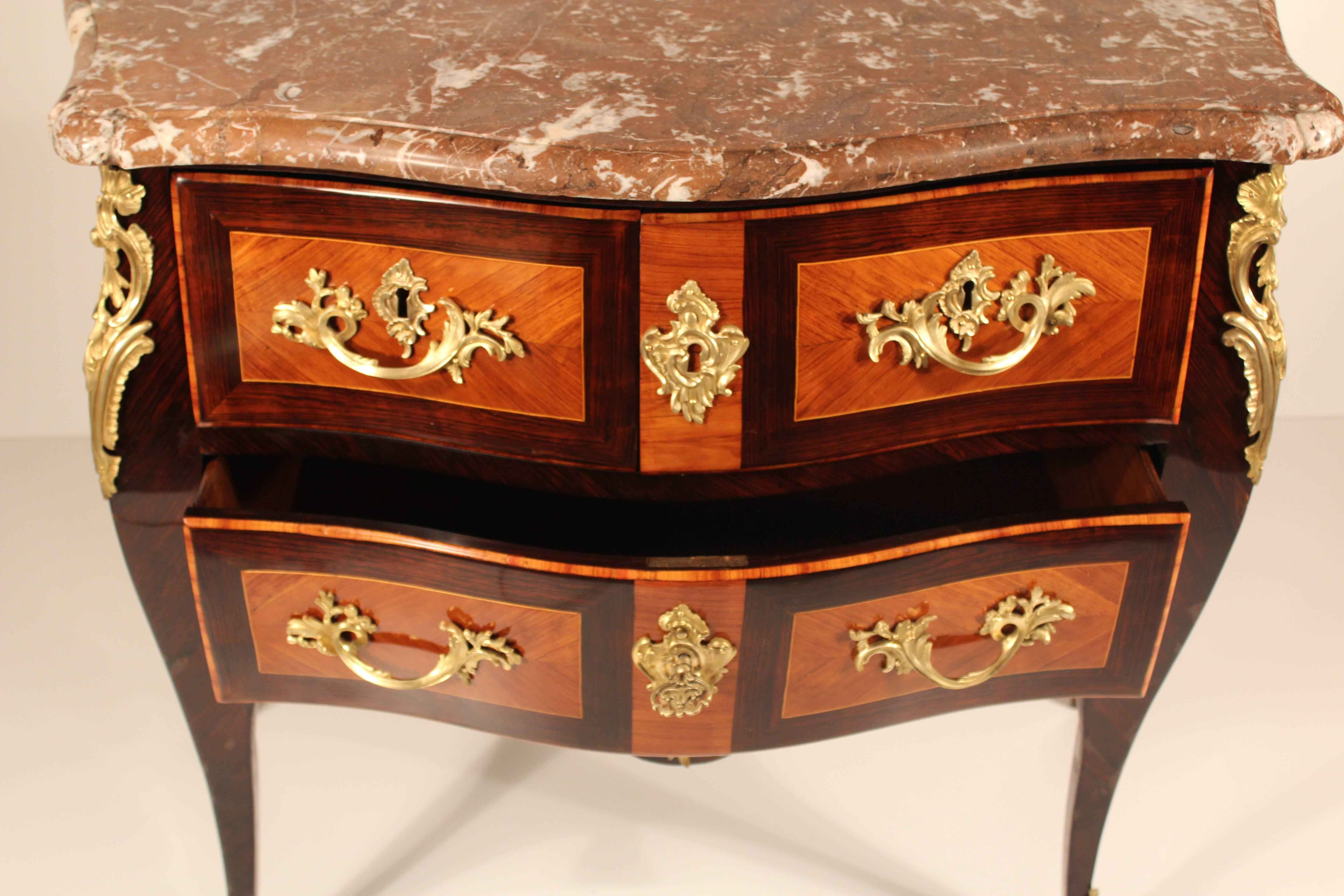 Commode Louis XV du XVIIIe siècle en vente 2