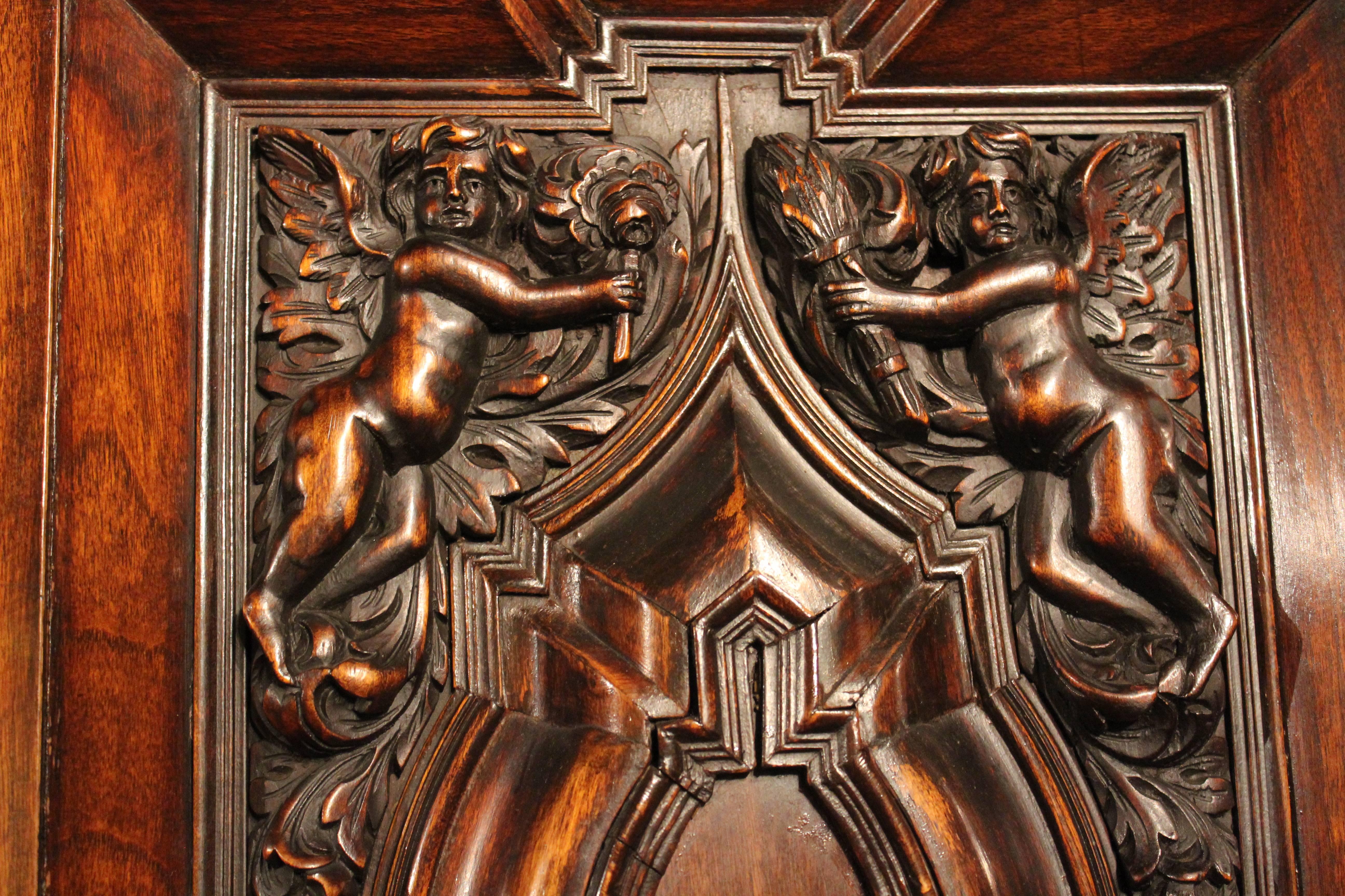 This exquisite Baroque style cabinet from Danzig is made of walnut veneer on a solid oak wood core.
The cabinet is a so called 