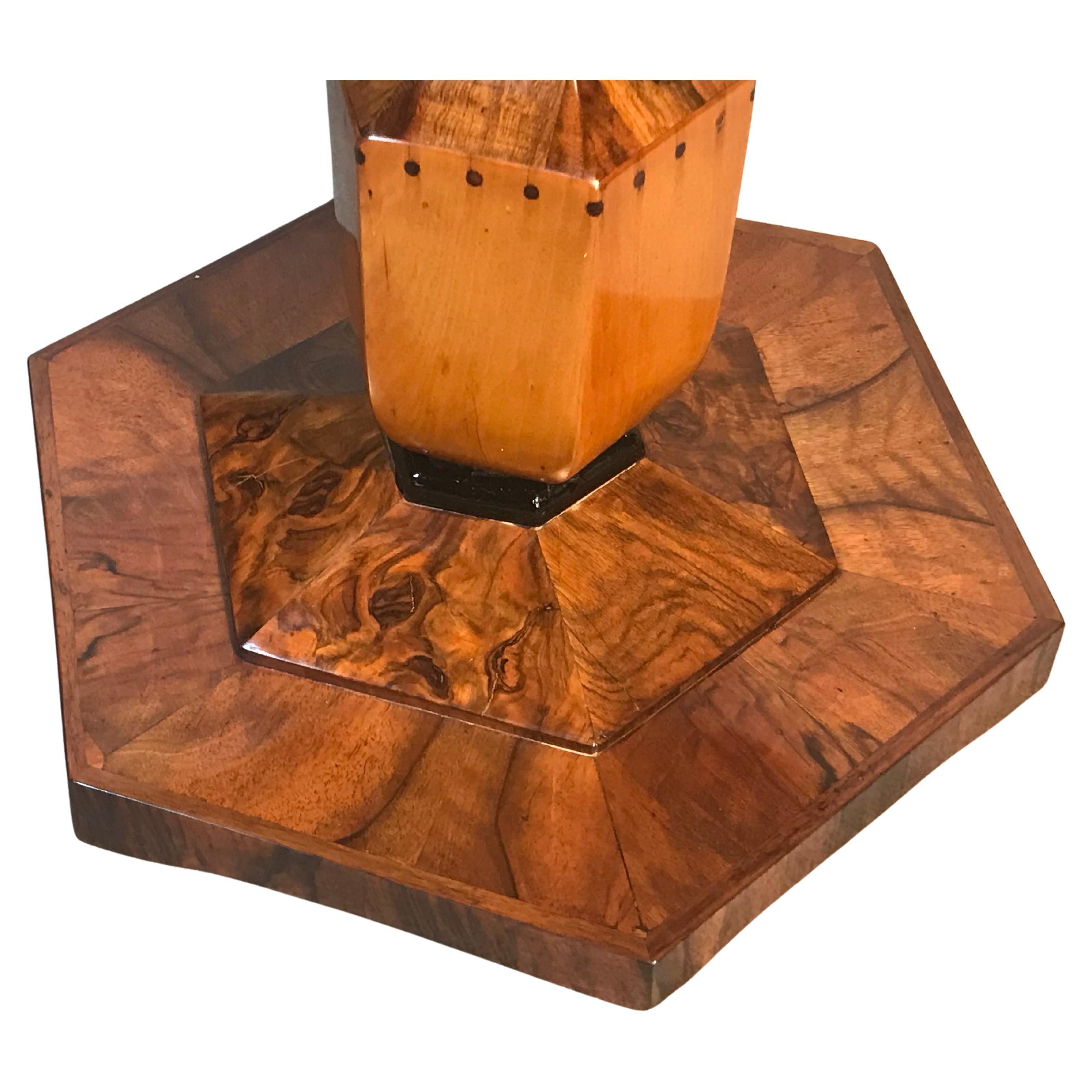 Exquisite Biedermeier Side Table with Drawer, Walnut and Elm Veneer
This elegant Biedermeier side table from the early 19th century is a fine example of refined craftsmanship and timeless design. The round tabletop features a meticulously crafted