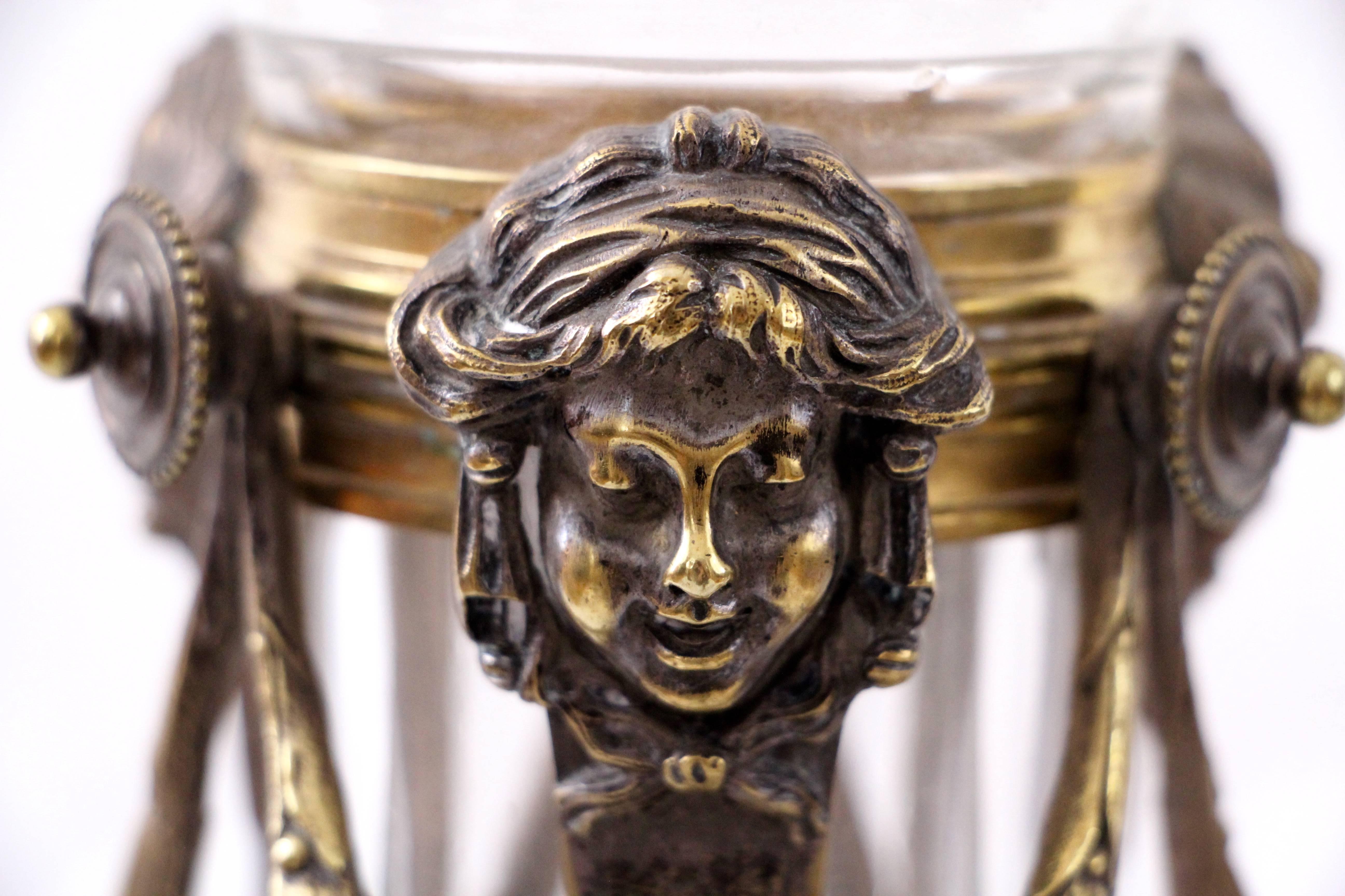 Francese Coppia di vasi in stile Luigi XVI con supporti in bronzo in vendita
