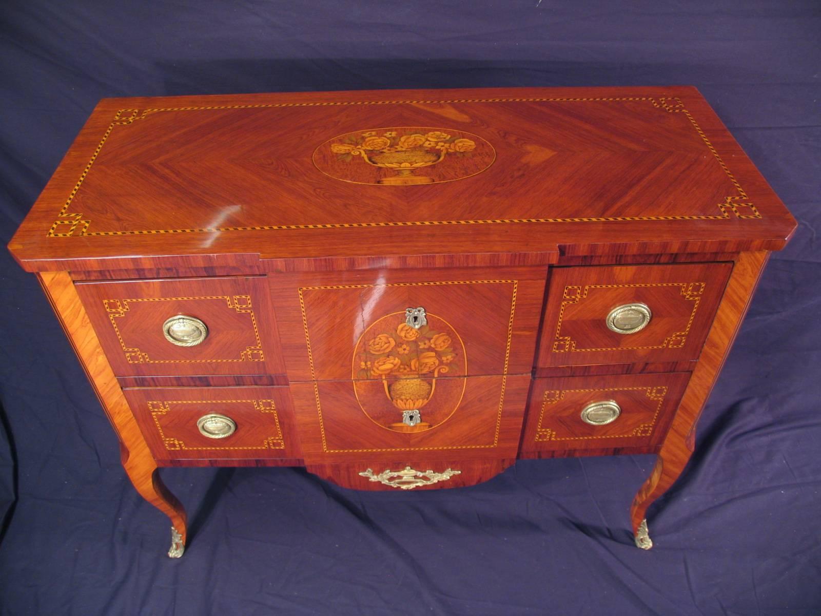 Extraordinary transition commode, France, circa 1800, satinwood veneer with beautiful flower marquetry on top and front. Wonderfully restored in perfect condition.
The commode will be directly shipped from Germany. Shipping to Boston is included.