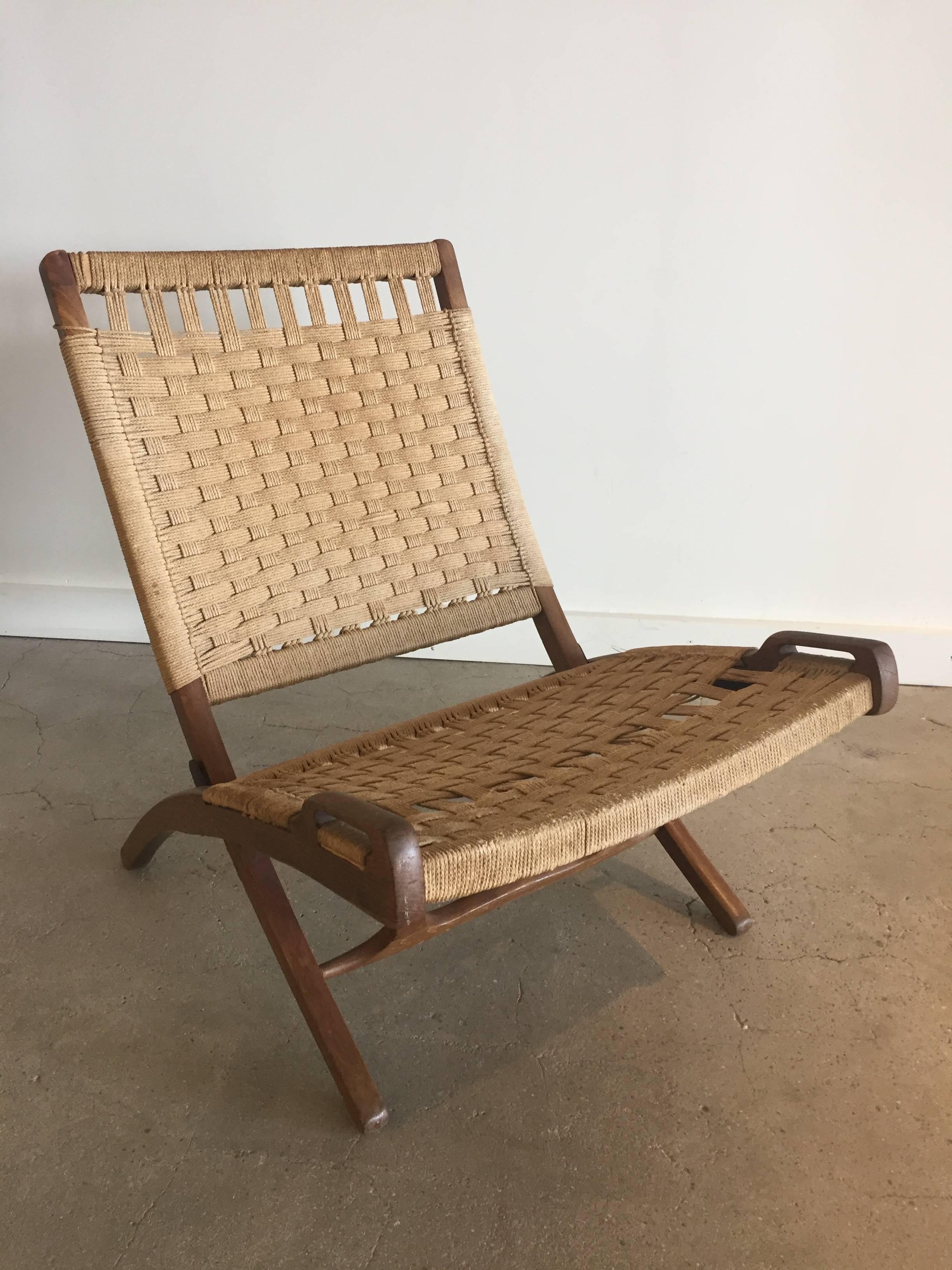 Mid-Century Hans Wegner style folding chair, around 1960, teak wood with weaving. The wood and structure of the chair is in very good condition. The weaving shows some signs of usage on the seat.