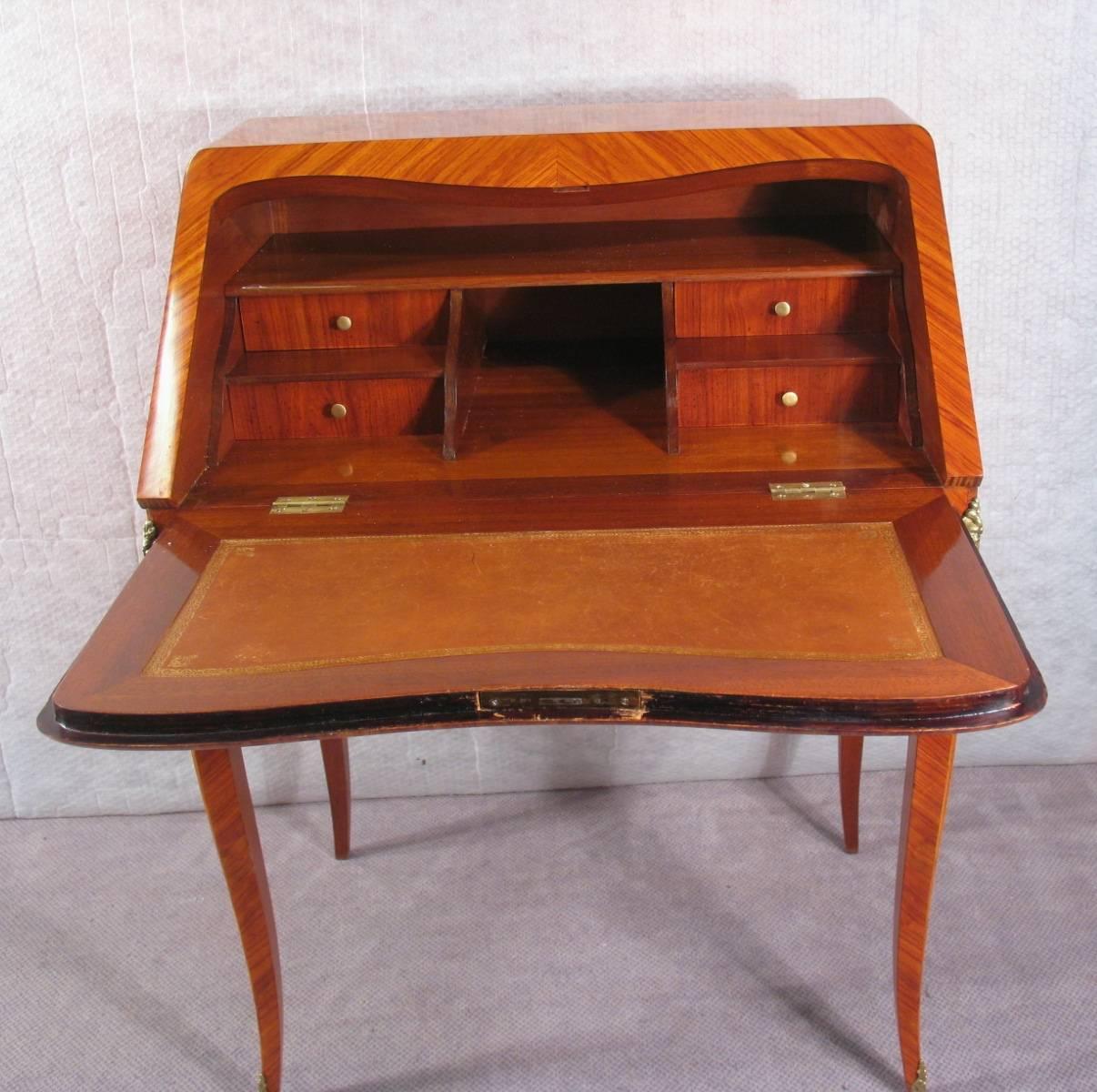 Exquisite French Louis XV style secrétaire with straight front adorned with beautiful flower marquetry made of kingwood, rosewood and boxwood veneer, drop front writing desk with four interior drawers, two exterior drawers the original pulls and