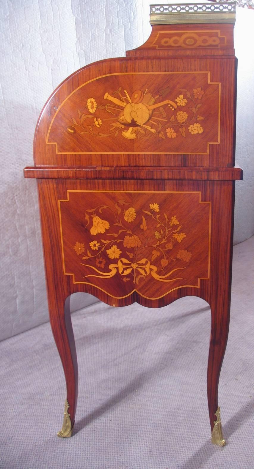 Exquisite roll top secrétaire with beautiful flower marquetry in walnut, kingwood and rosewood. The secretaire will be directly shipped from Germany. Shipping costs to Boston are included.