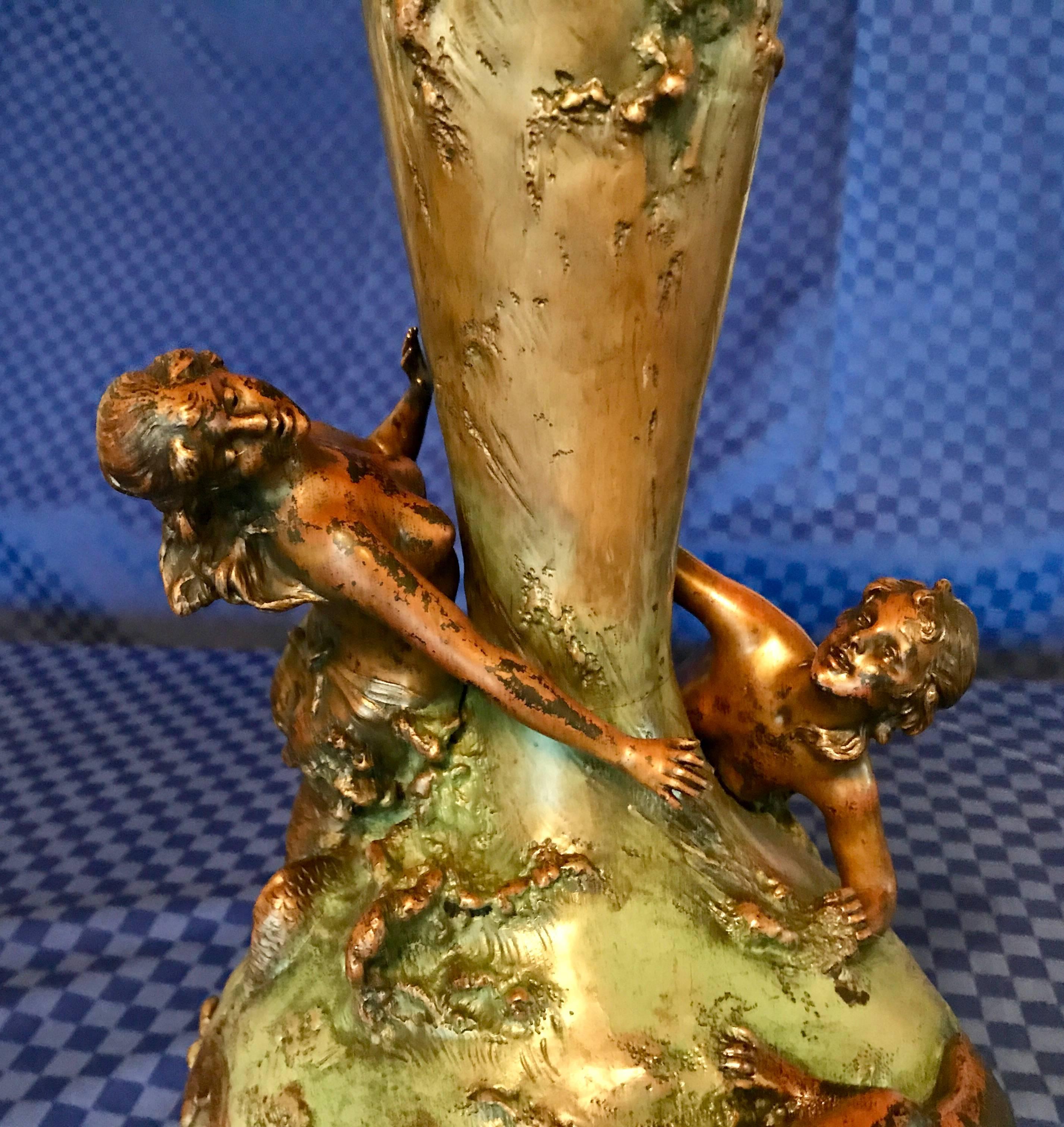 Eindrucksvolle Bronzevase mit dreidimensionalem Meerjungfrauendekor, signiert von Ignaz Mansch (Österreich 1867-1925). Die Vase wird direkt aus Deutschland verschickt. Die Versandkosten nach Boston sind inbegriffen.