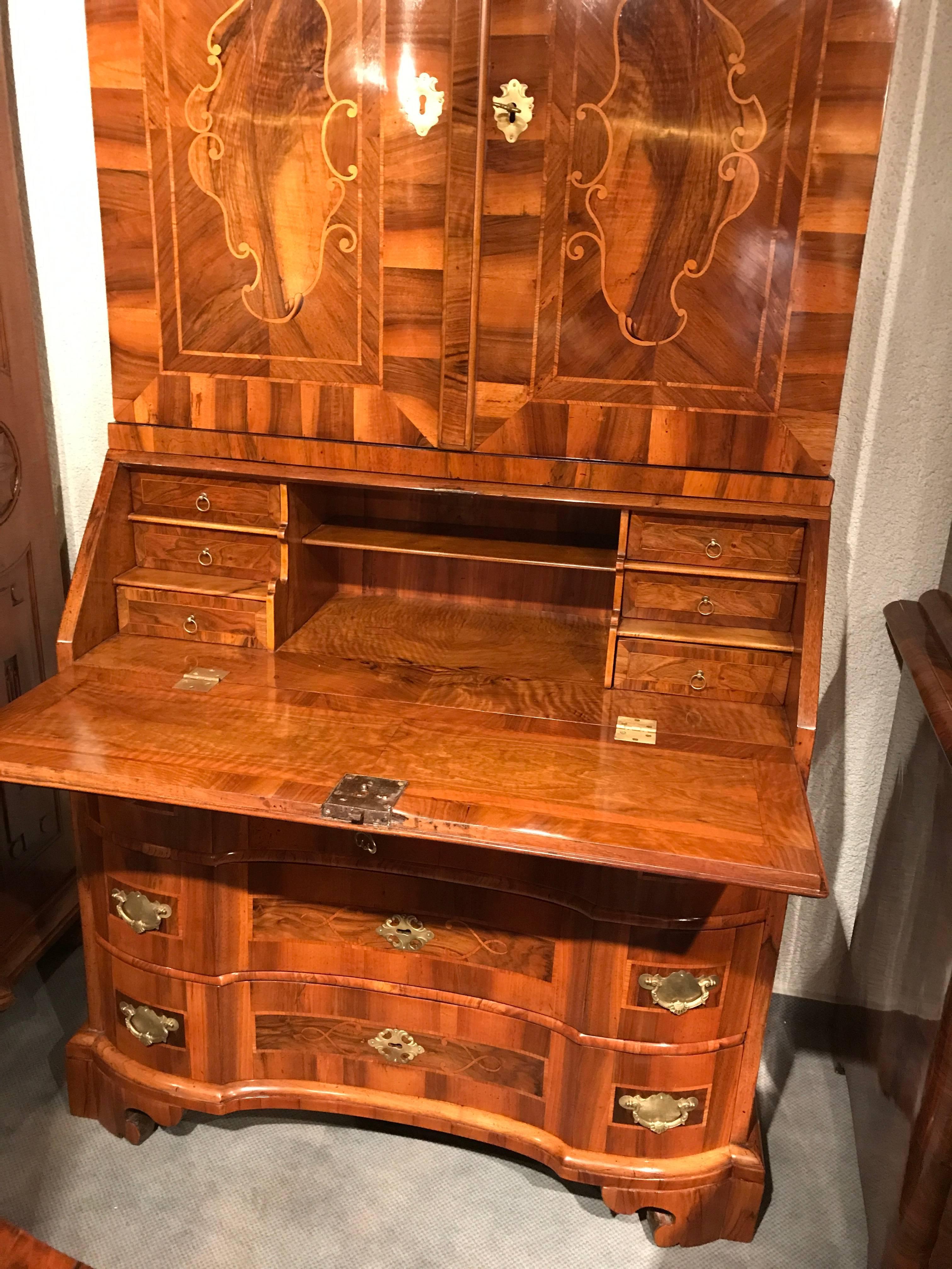 18th century Baroque cabinet with secretaire, Germany, 1760, walnut veneer. Beautiful piece in excellent condition, professionally restored. The cabinet will be shipped from Germany.
  