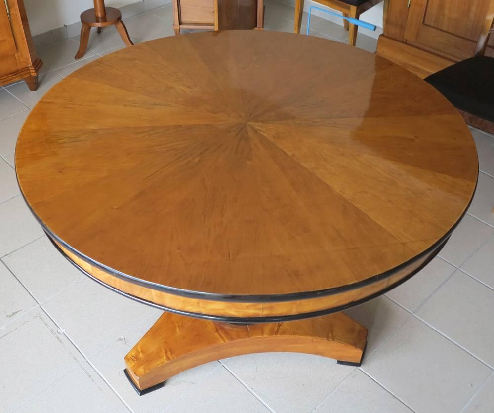 Biedermeier table, Germany/Denmark 1820-30, elmwood veneer. In excellent condition, the table has been professionally restored. 
 