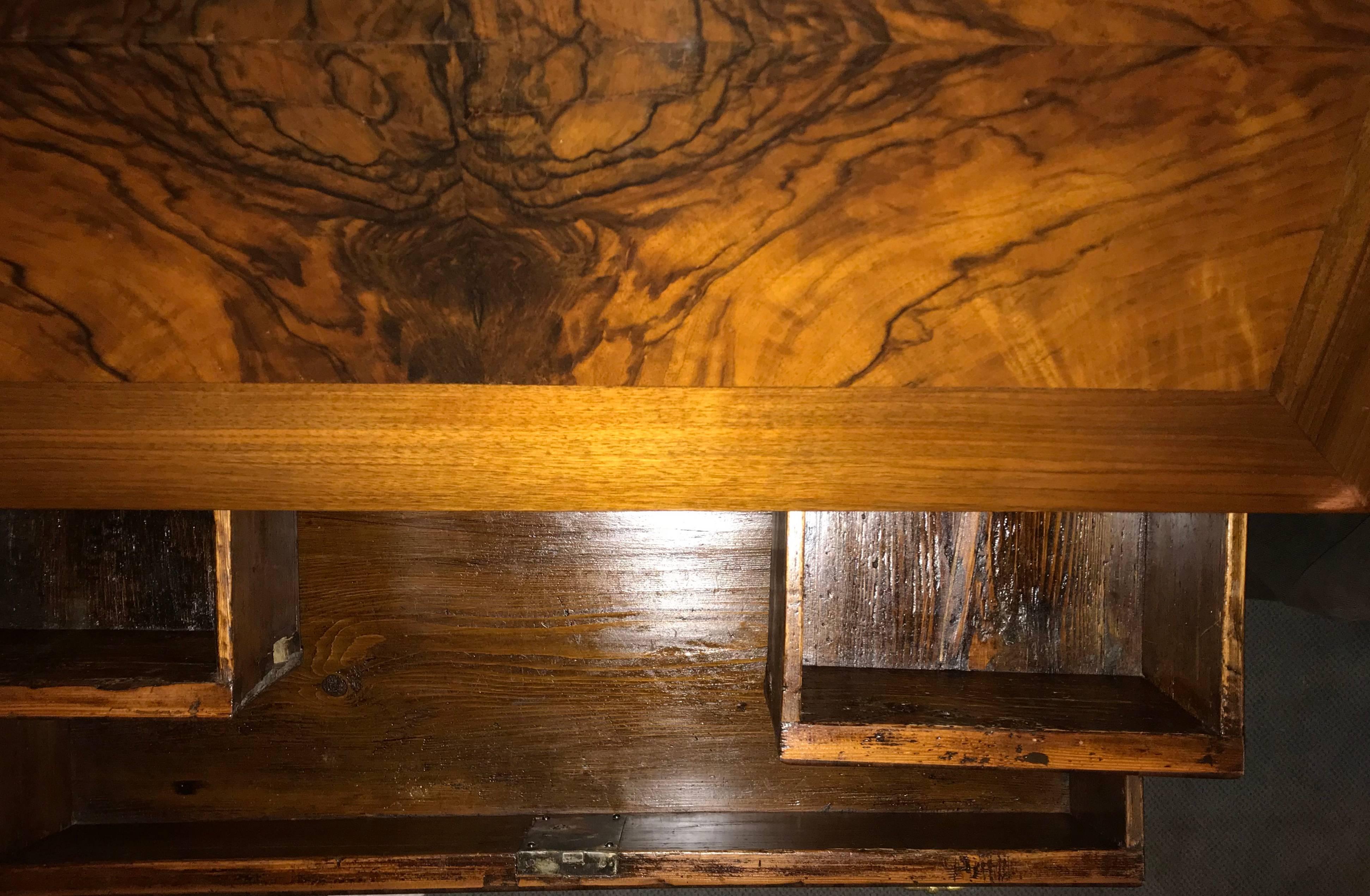 barocker Sekretär aus dem 18. Jahrhundert, Bodenseeregion. Korpus mit zwei Schubladen auf geschwungenen quadratischen Füßen, klappbarer Schreibtisch, innen sechs Schubladen, ein breiter Einlegeboden und ein Geheimfach (unter dem Einlegeboden eine