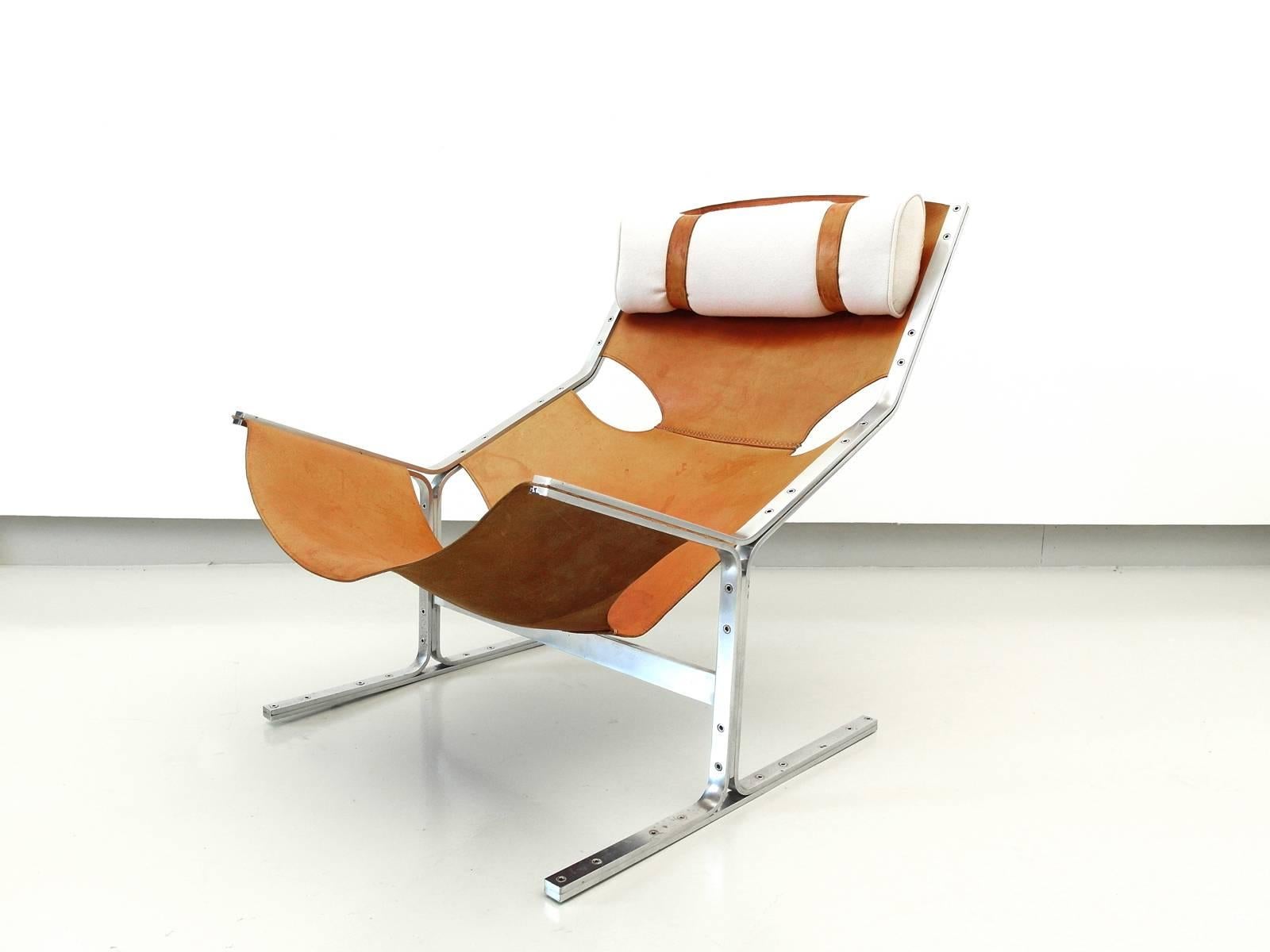 This iconic and rare lounge chair is a remarkable example of modernist Dutch furniture design from the 1950s.
The chair is attributed to Hein Salomonson a Dutch designer from the Gerrit Rietveld era. It was manufactured by AP Originals, Abraham
