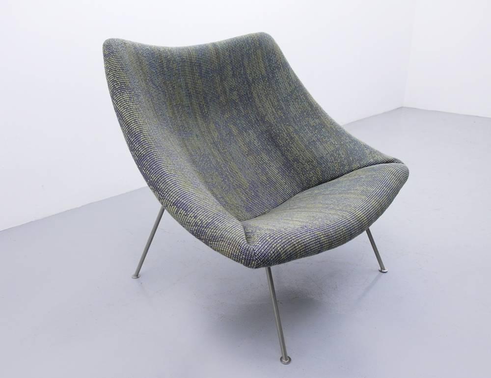 Big oyster chair model F157 designed by Pierre Paulin for Artifort, the Netherlands, 1959. This large edition of the Oyster chair is recently reupholstered with a beautiful blue/grey/mustard Nevada wool by De Ploeg, new foam. This fabric resembles