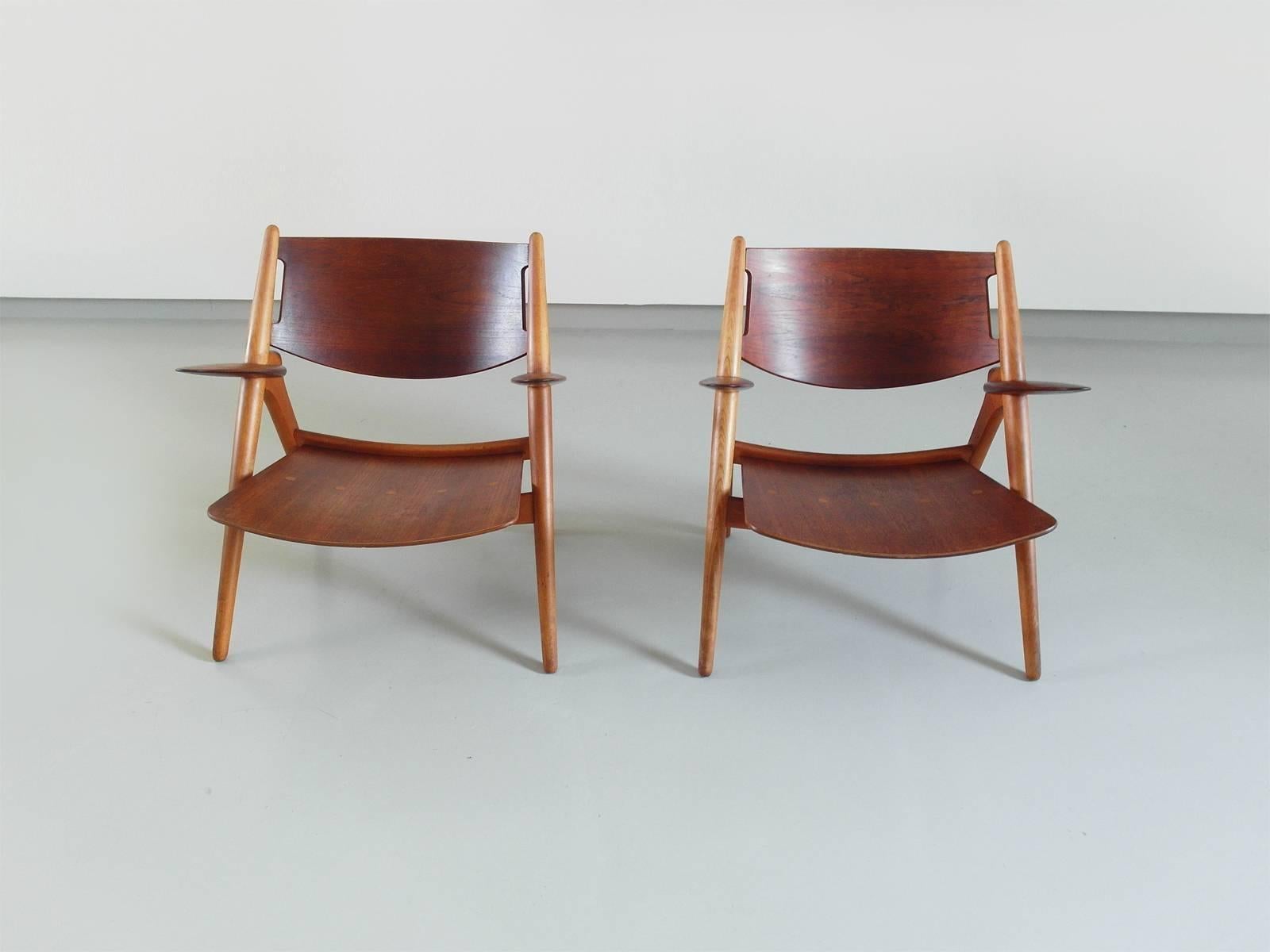 Hans Wegner Pair of Early CH-28 Sawbuck Chairs for Carl Hansen, Denmark, 1951 In Good Condition In Woudrichem, NL