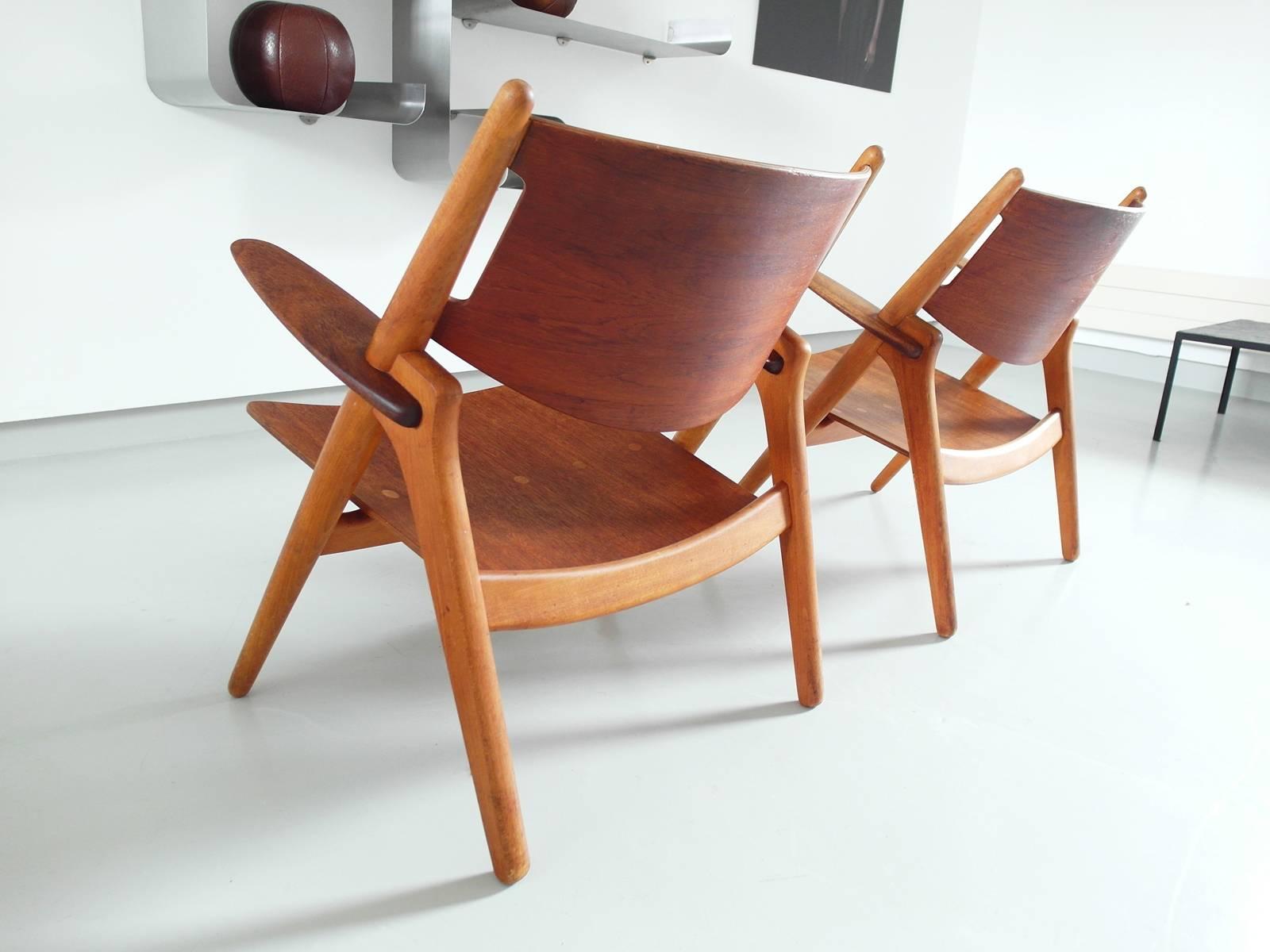 Scandinavian Modern Hans Wegner Pair of Early CH-28 Sawbuck Chairs for Carl Hansen, Denmark, 1951