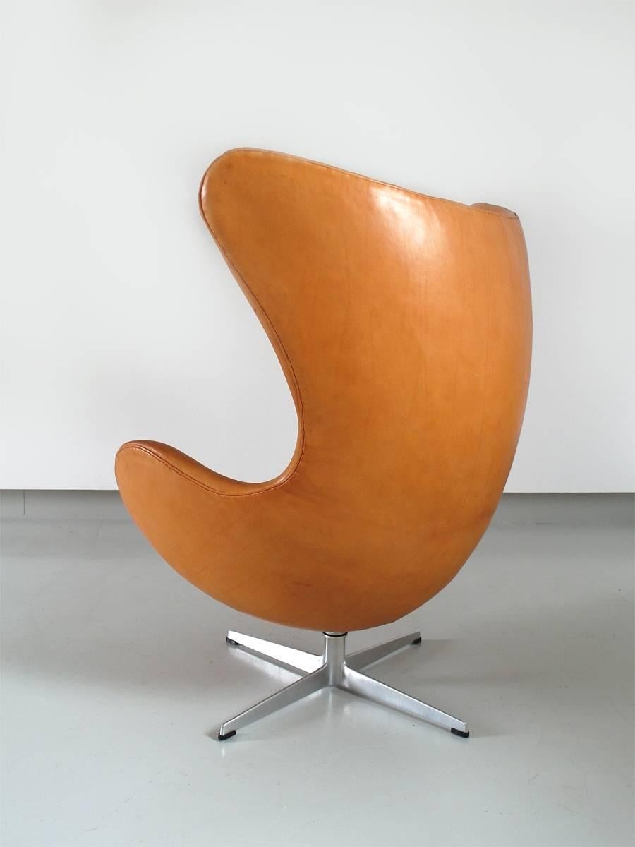 Scandinavian Modern Cognac Leather Egg Chair by Arne Jacobsen for Fritz Hansen, Denmark, 1966