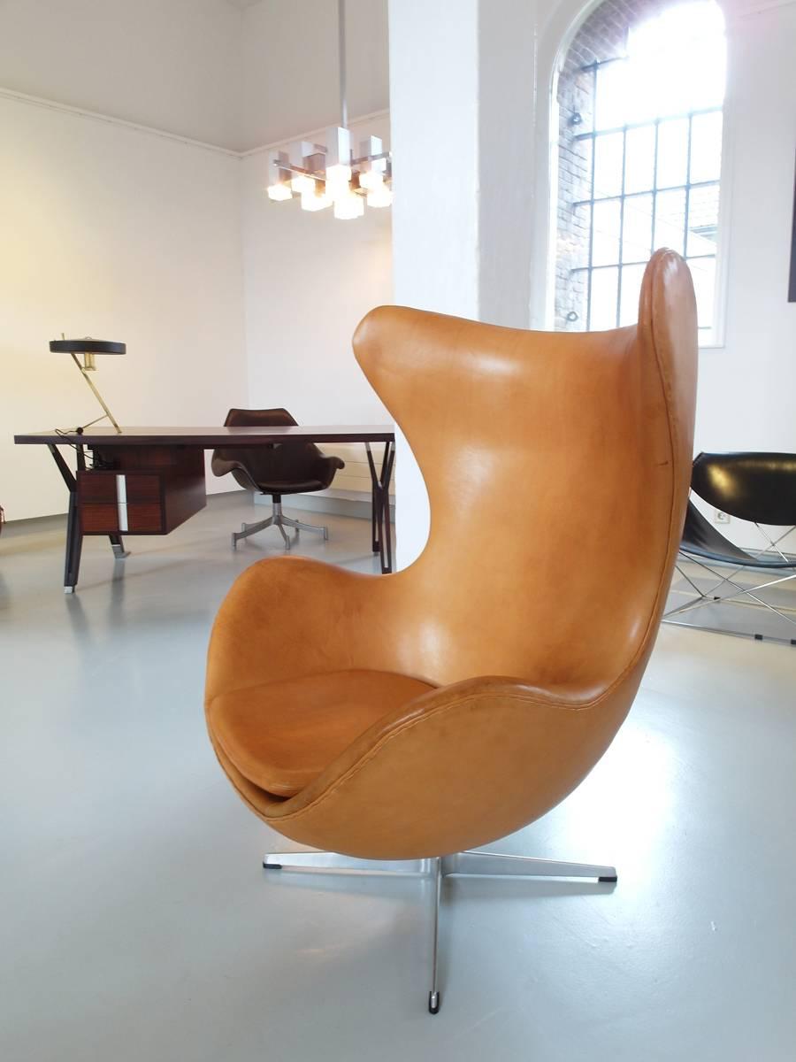 Gorgeous early edition egg chair by Arne Jacobsen for Fritz Hansen, Denmark, 1966. The chair, model 3316, better known as egg chair is professionally reupholstered with the original quality of leather which was used in the 1960s.
Our upholsterer, a