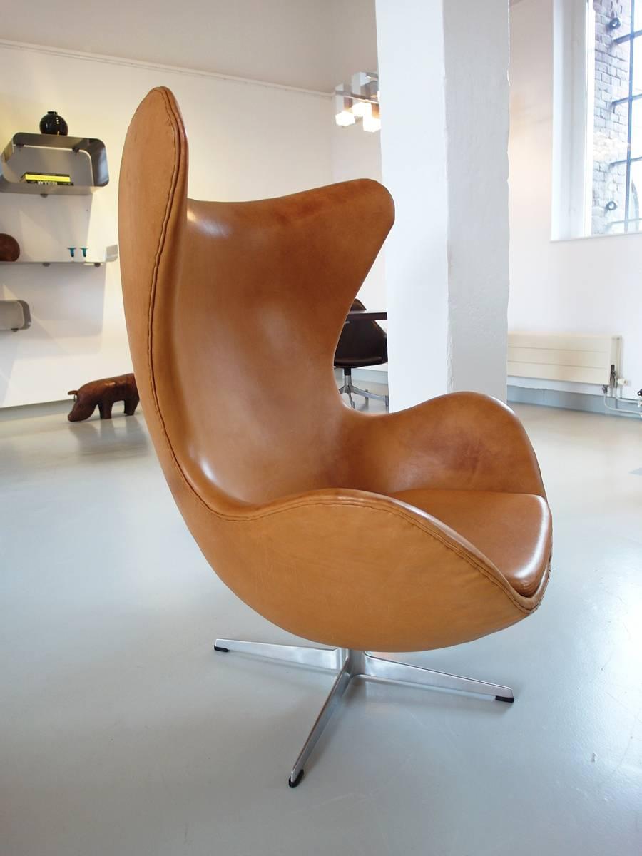 egg chair cognac