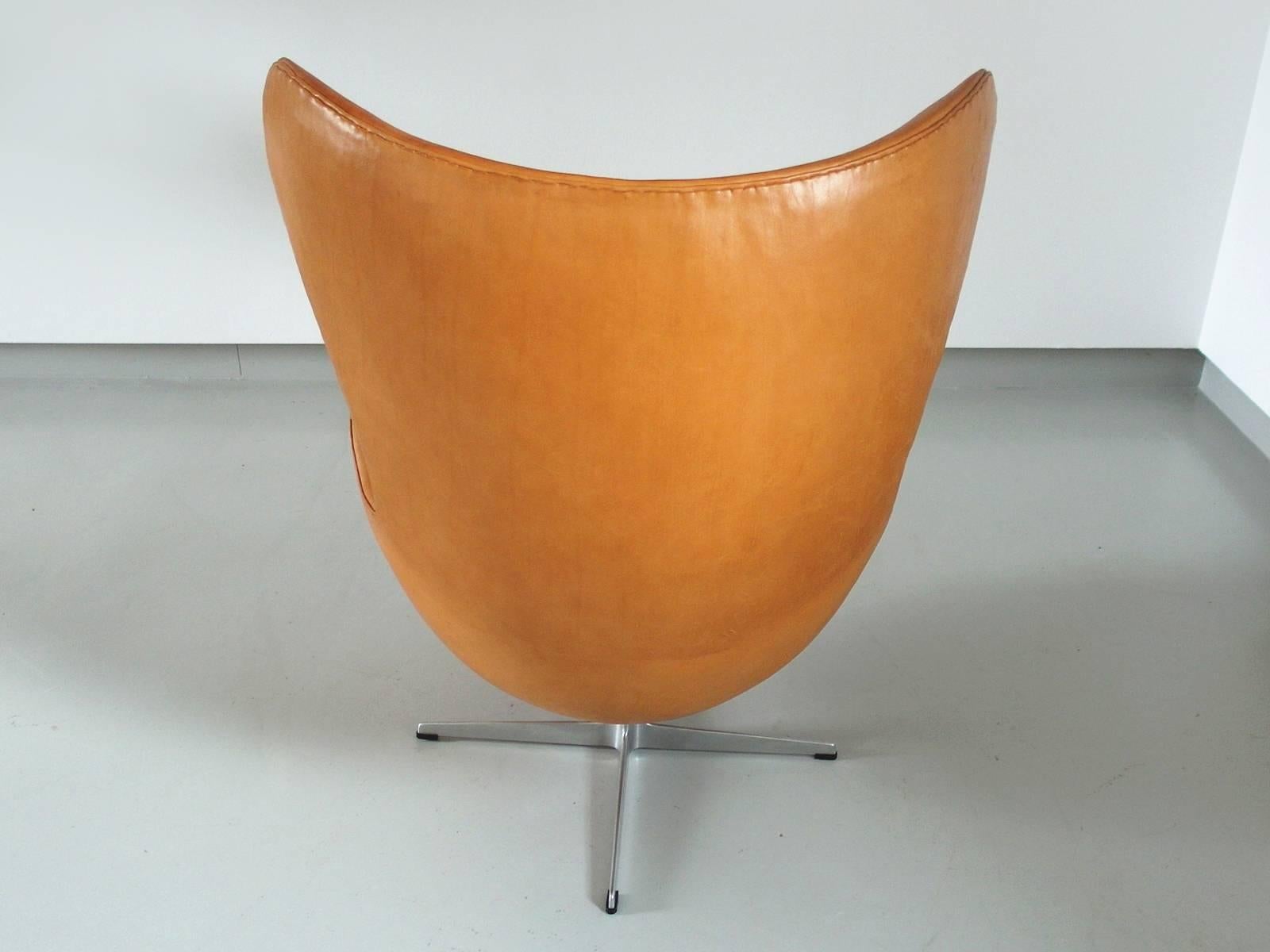 Cognac Leather Egg Chair by Arne Jacobsen for Fritz Hansen, Denmark, 1966 In Excellent Condition In Woudrichem, NL