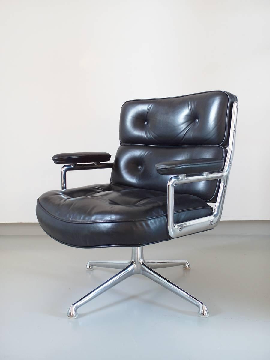 A beautiful of time life lobby chair dating from the 1970s. Designed in 1960 by Charles Eames for the Time Life Building in Manhattan.
That's why some people call them time-life chairs. The chair was developed to meet the need for a comfortable
