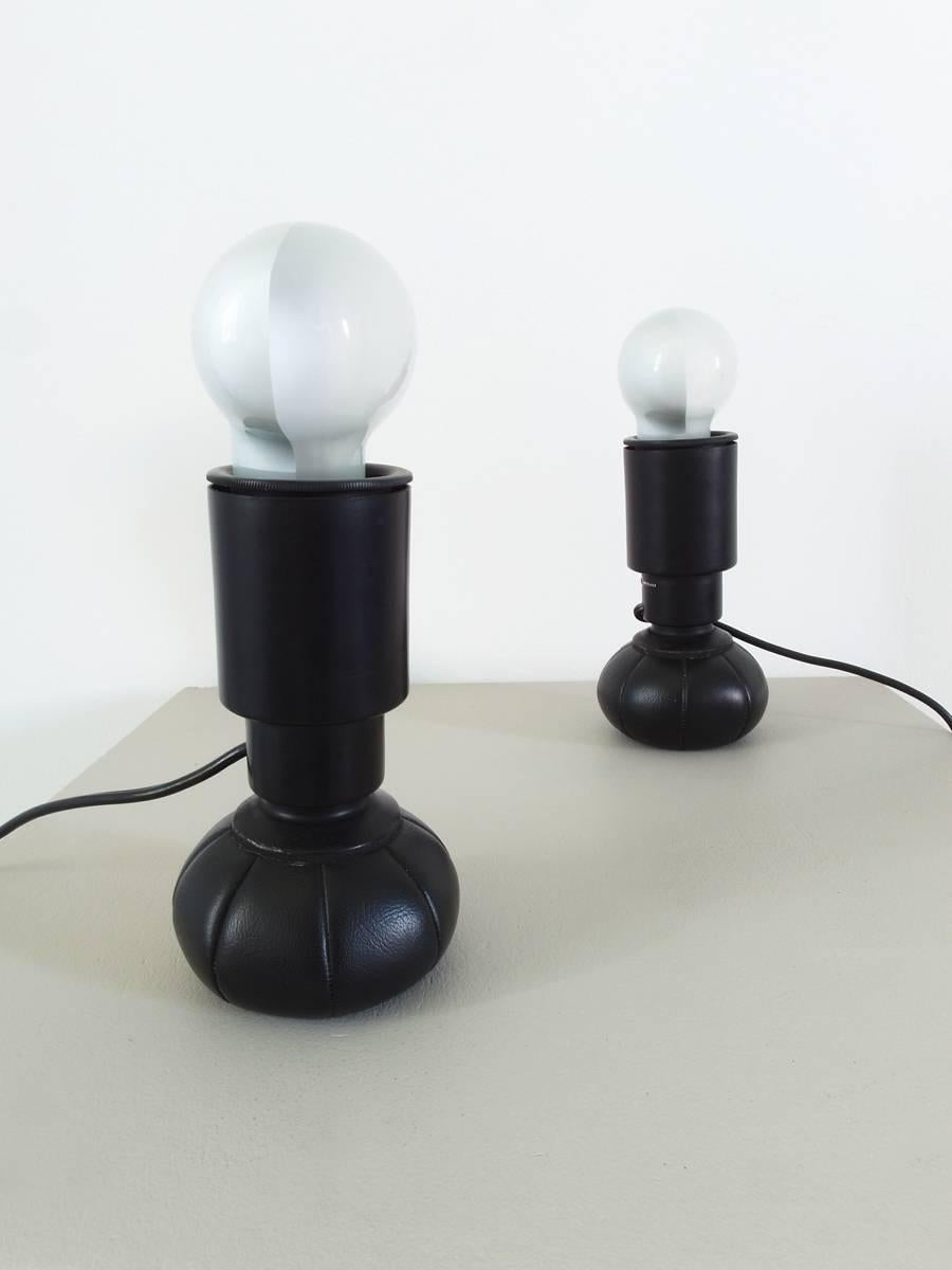 Pair of table lamps Model 600G lamps designed by Gino Sarfatti for Arteluce, Italy, 1966. Both lamps have the original Arteluce label and are in stunning original condition with original plug and switch.

The lamps are made of black lacquered