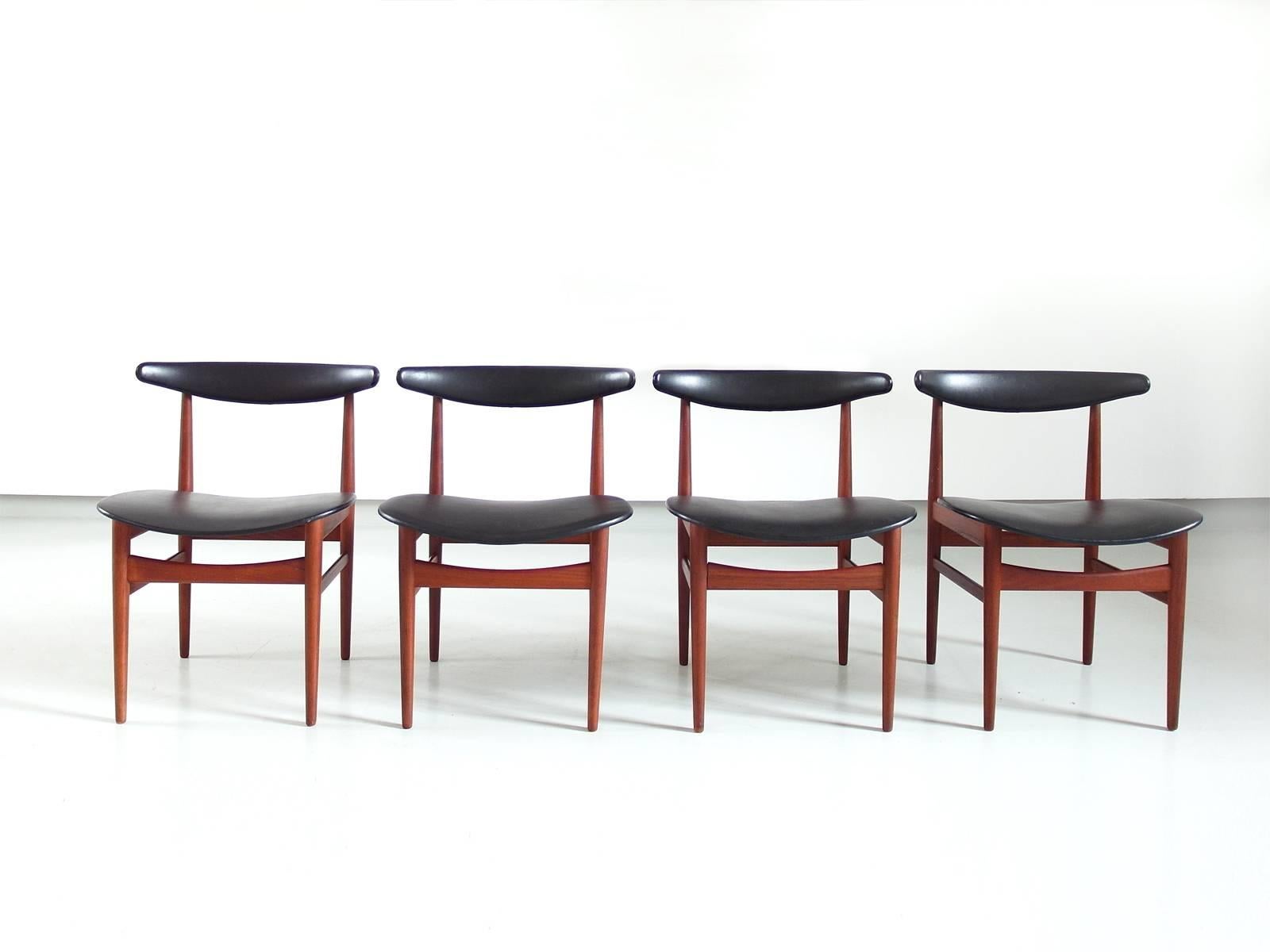 Beautiful Danish Modern dining room chairs Model 218A attributed to Poul Hundevad for Vamdrup Stolefabrik, Denmark, 1965. This set of four compass-back chairs in teak delivers a simple yet marvellous sophistication.
Exquisite style from the height