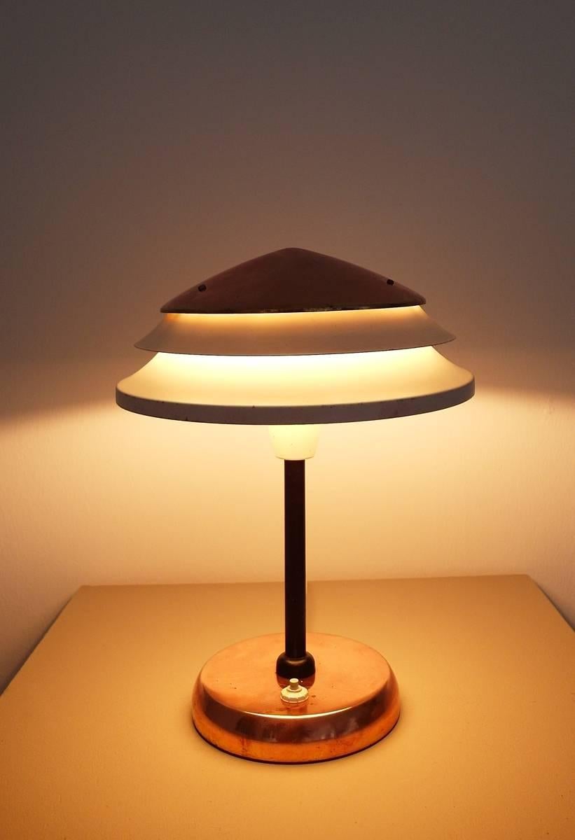 Art Deco copper and white lacquered metal table lamp produced by Zukov, Model 6643, Czechoslovakia, circa 1940. Bakelite switch. In fully original condition. A very desirable piece of lighting from the mid-century modern design collection curated by