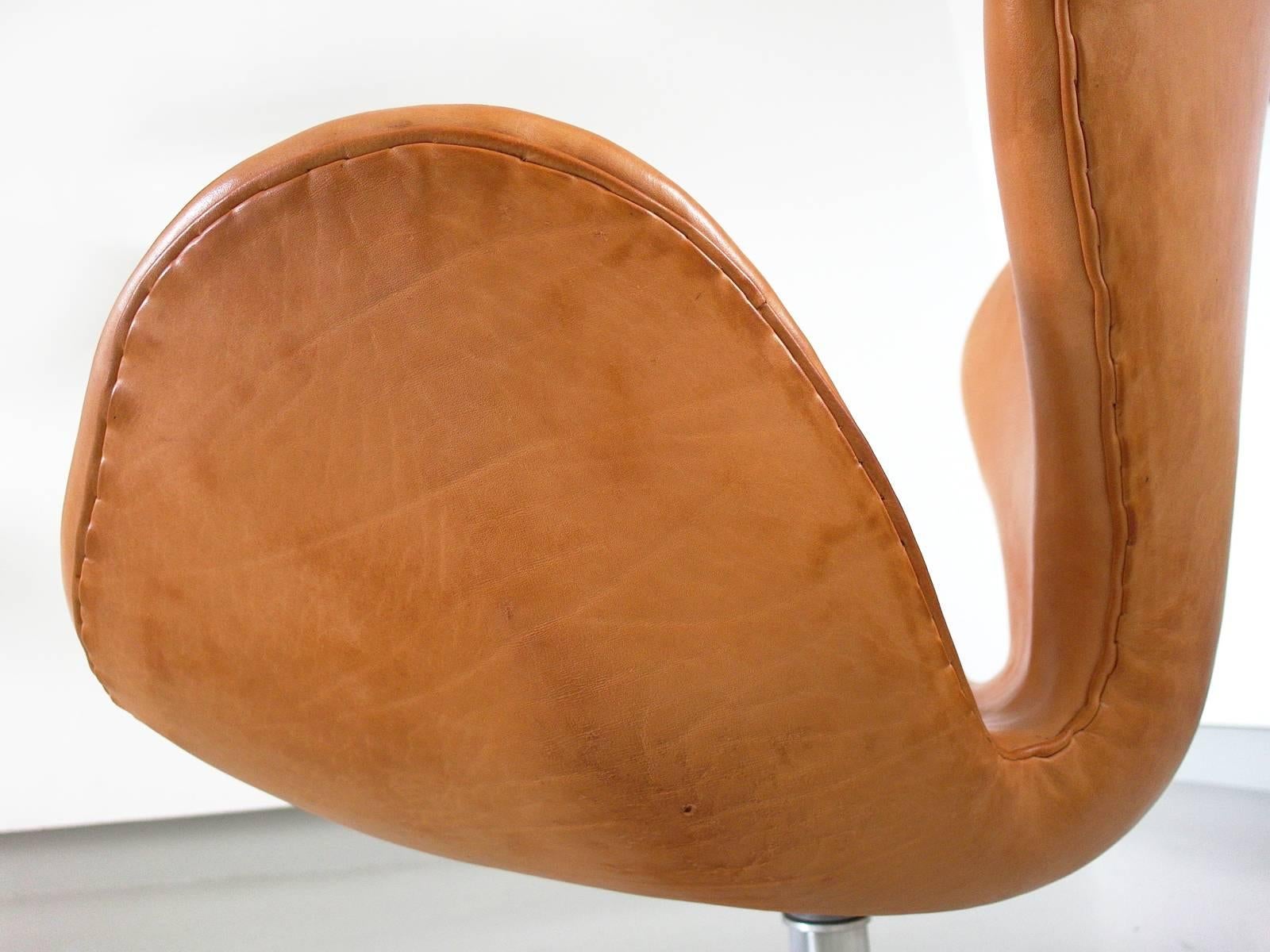 Danish Early Edition Swan Chair by Arne Jacobsen for Fritz Hansen, Denmark, 1967