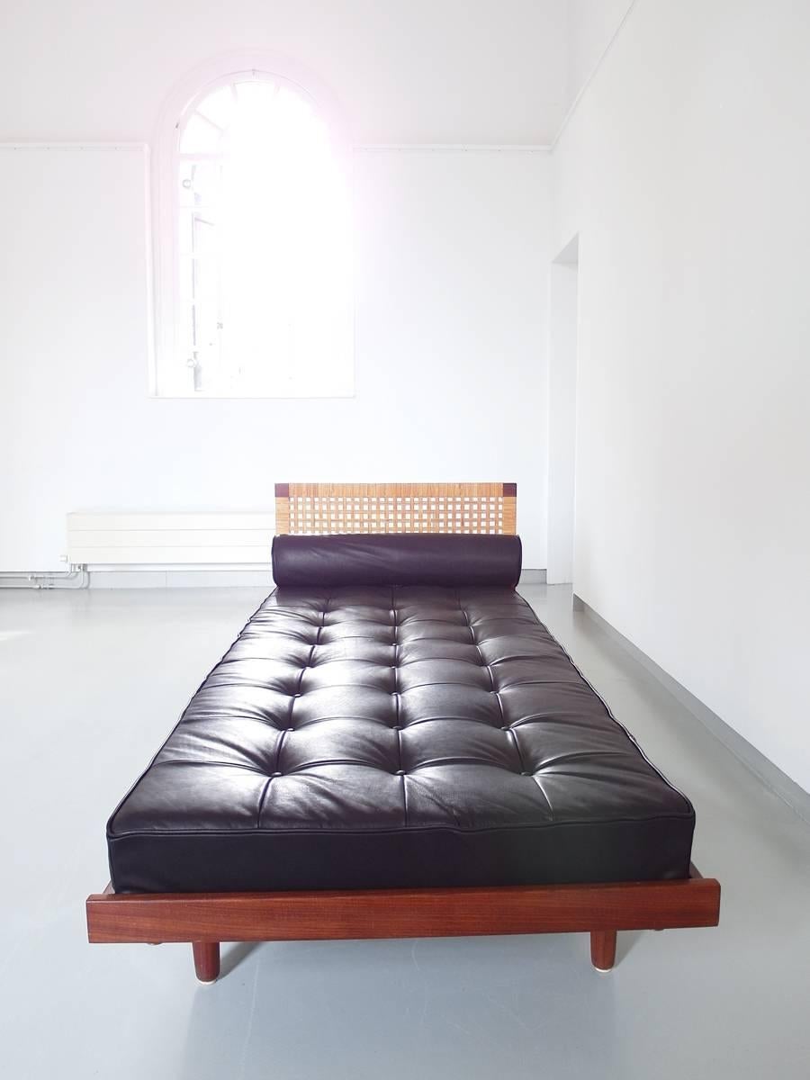 Hans Wegner GETAMA Teak Daybed with Black Leather Upholstery, Denmark In Excellent Condition In Woudrichem, NL