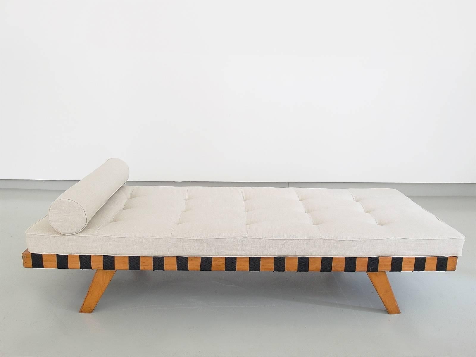 Scandinavian Mid-Century Modern Birch Wooden Daybed with Linen Upholstery, 1950s In Good Condition In Woudrichem, NL
