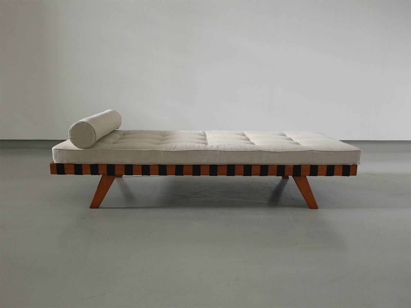 Scandinavian Mid-Century Modern Birch Wooden Daybed with Linen Upholstery, 1950s 3