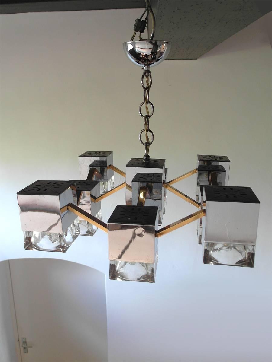 This elegant Scolari chandelier features a central mirrored rectangular pillar in with eight cube forms. All mirror-plated cubes are attached with brass arms which reflect in the mirrored cubes. Completed with eight heavy glass light cubes, the