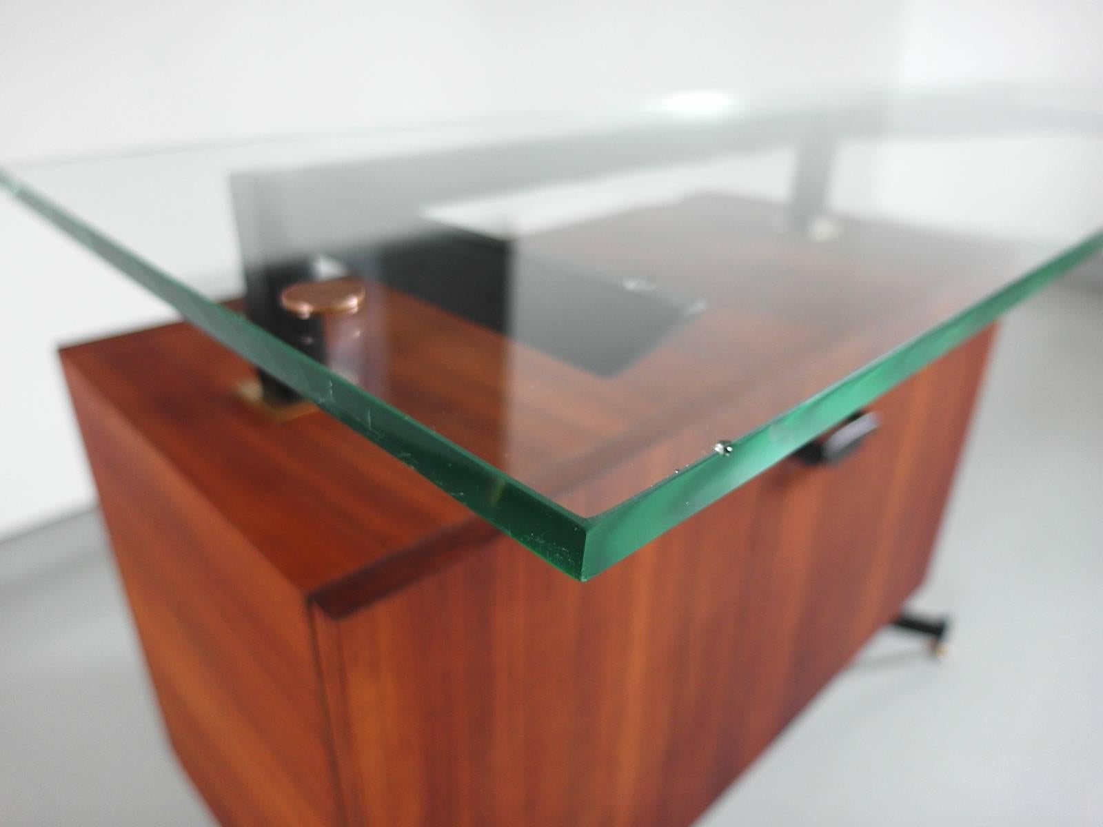Italian Modernist Dry Bar with Thick Floating Glass Top and Brass Details For Sale 2