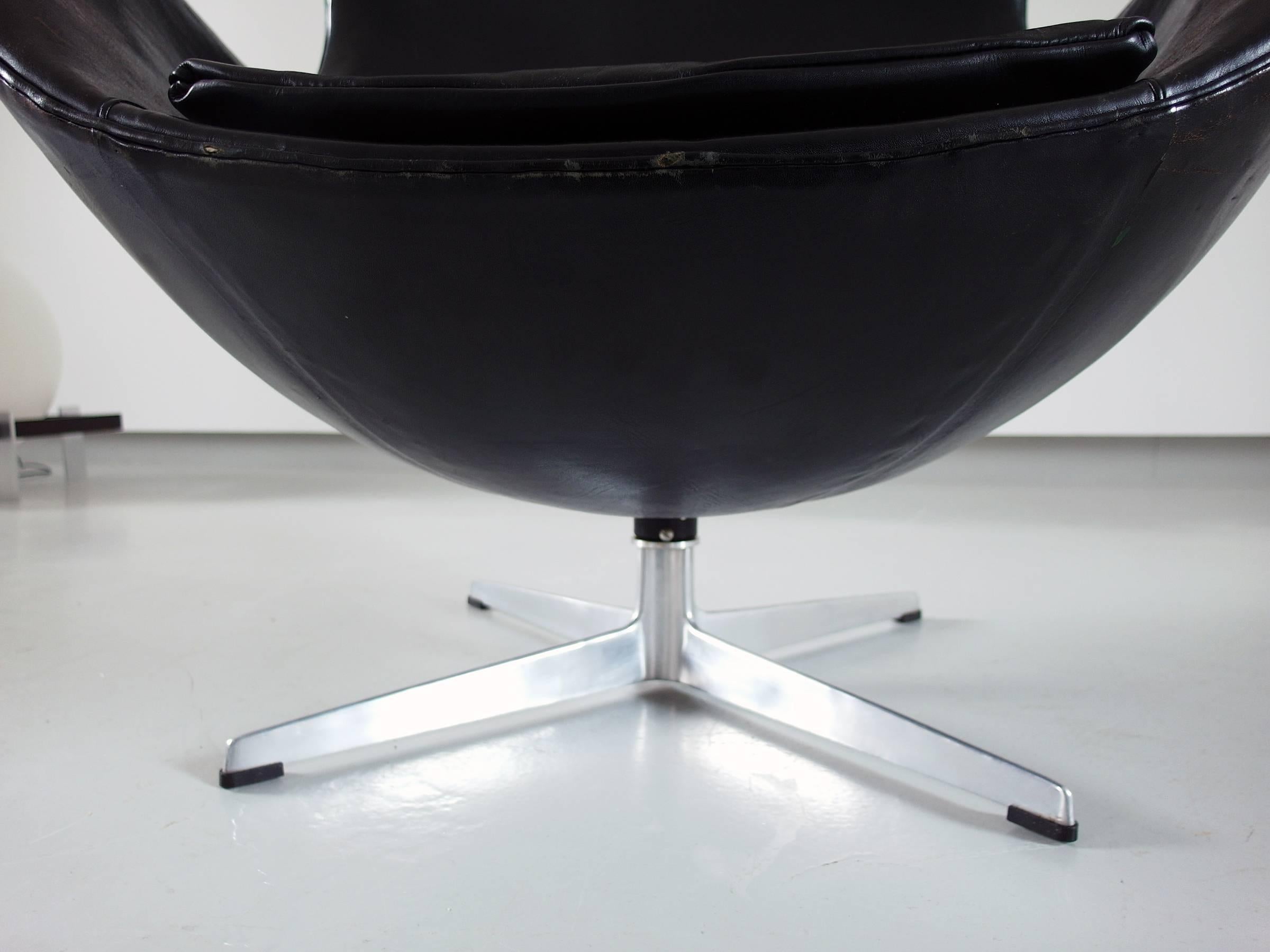 Early edition egg chair by Arne Jacobsen for Fritz Hansen, Denmark, 1966. The chair, model 3316, better known as Egg chair retains the original black leather which has a lovely patina from age and use. The chair is marked with manufacturers label