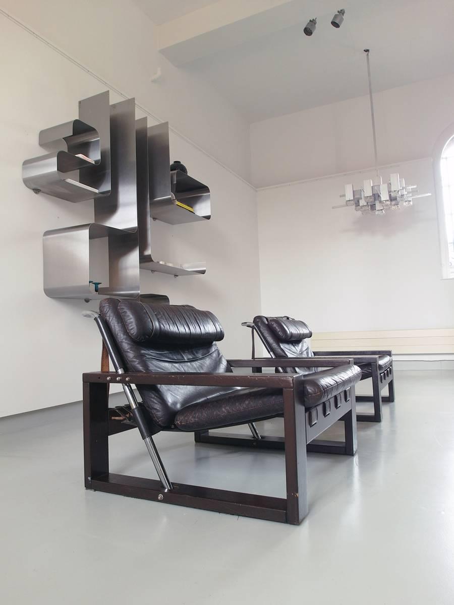 An amazing pair of Brutalist reclining chairs designed by Dutch designer Sonja Wasseur, Amsterdam 1970.
The chairs have four different seating positions that can be adjusted by the user. Also the height of the back can be adjusted to create the