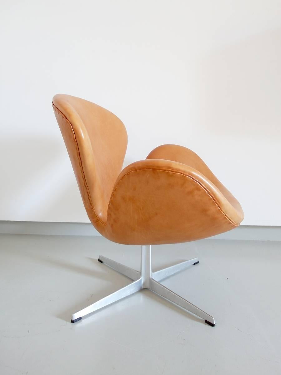 Cast Early Edition Swan Chair by Arne Jacobsen for Fritz Hansen, Denmark, 1967
