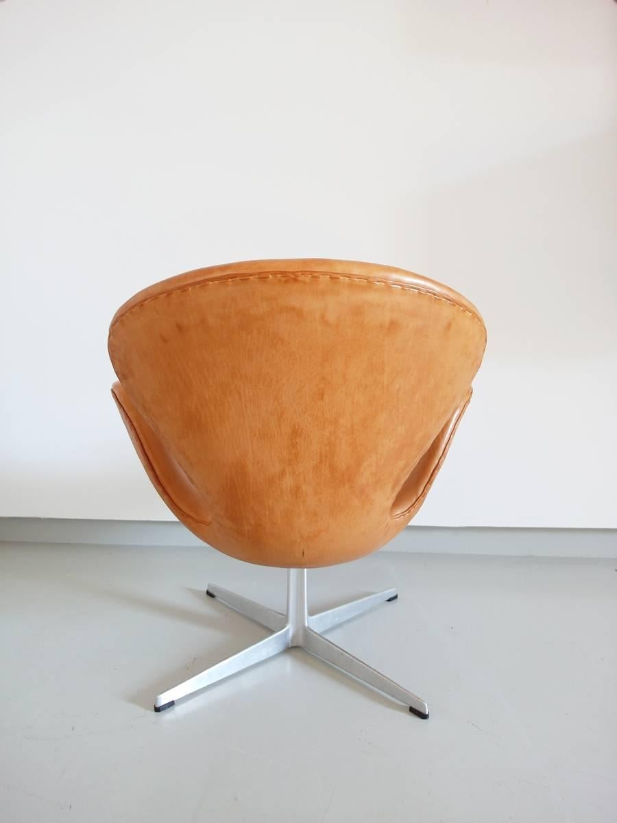 Early Edition Swan Chair by Arne Jacobsen for Fritz Hansen, Denmark, 1967 In Excellent Condition In Woudrichem, NL