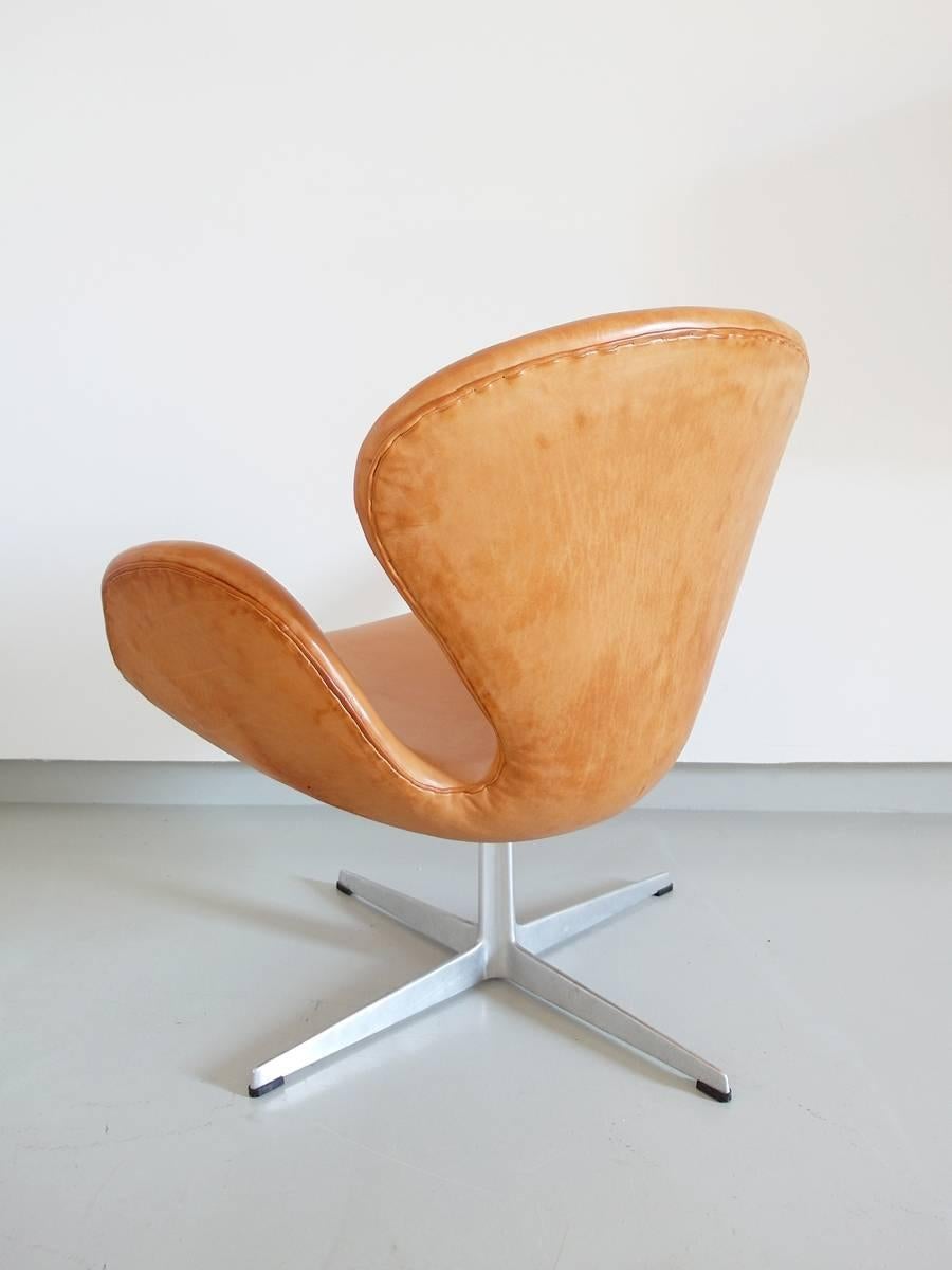 Mid-Century Modern Early Edition Swan Chair by Arne Jacobsen for Fritz Hansen, Denmark, 1967
