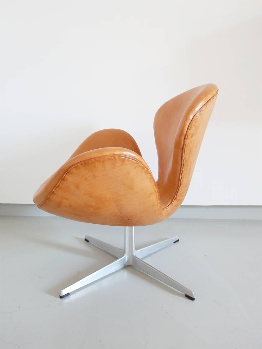 Gorgeous early edition Swan Chair designed by Arne Jacobsen for Fritz Hansen, Denmark 1967. This chair, Model 3320, better known as Swan is professionally reupholstered with the original quality of leather which was used in the 1960s. Our