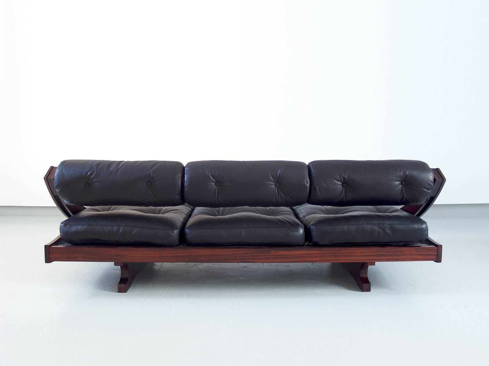 Fully restored GS-195 three-seat daybed sofa designed by Gianni Songia for Sormani, Italy, 1963. Elegant and comfortable daybed sofa with a soft black leather upholstery in perfect condition. The backrest can be adjusted in two positions to use as a